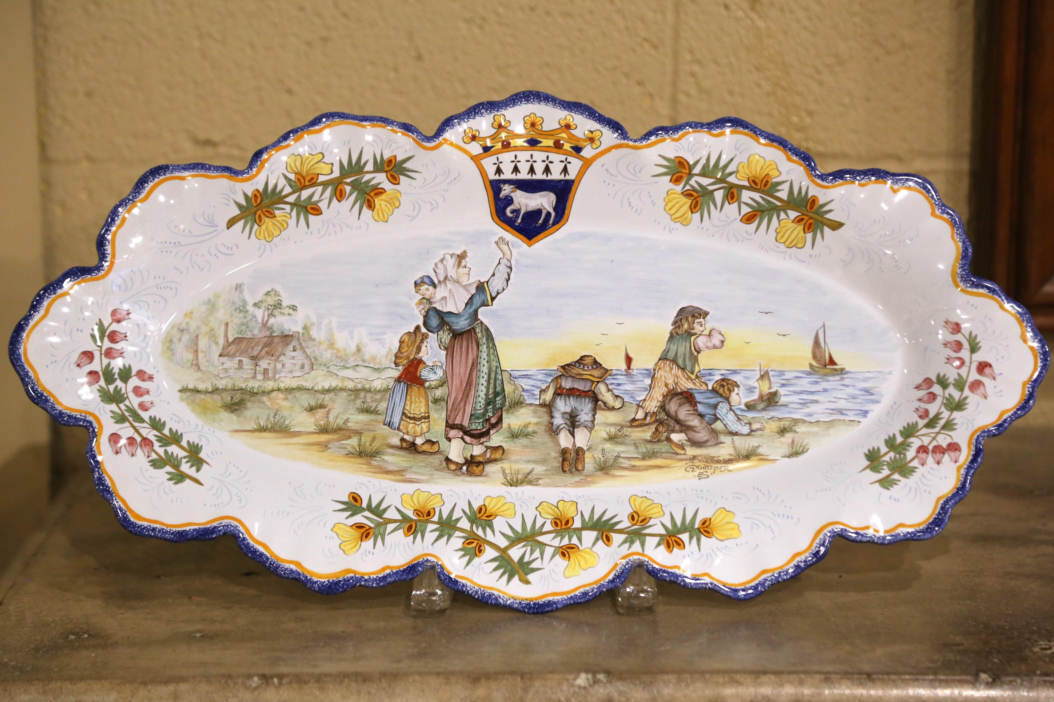 Pareja de platos de pared de loza Henriot Quimper de finales de siglo con figuras bretonas siglo XX en venta