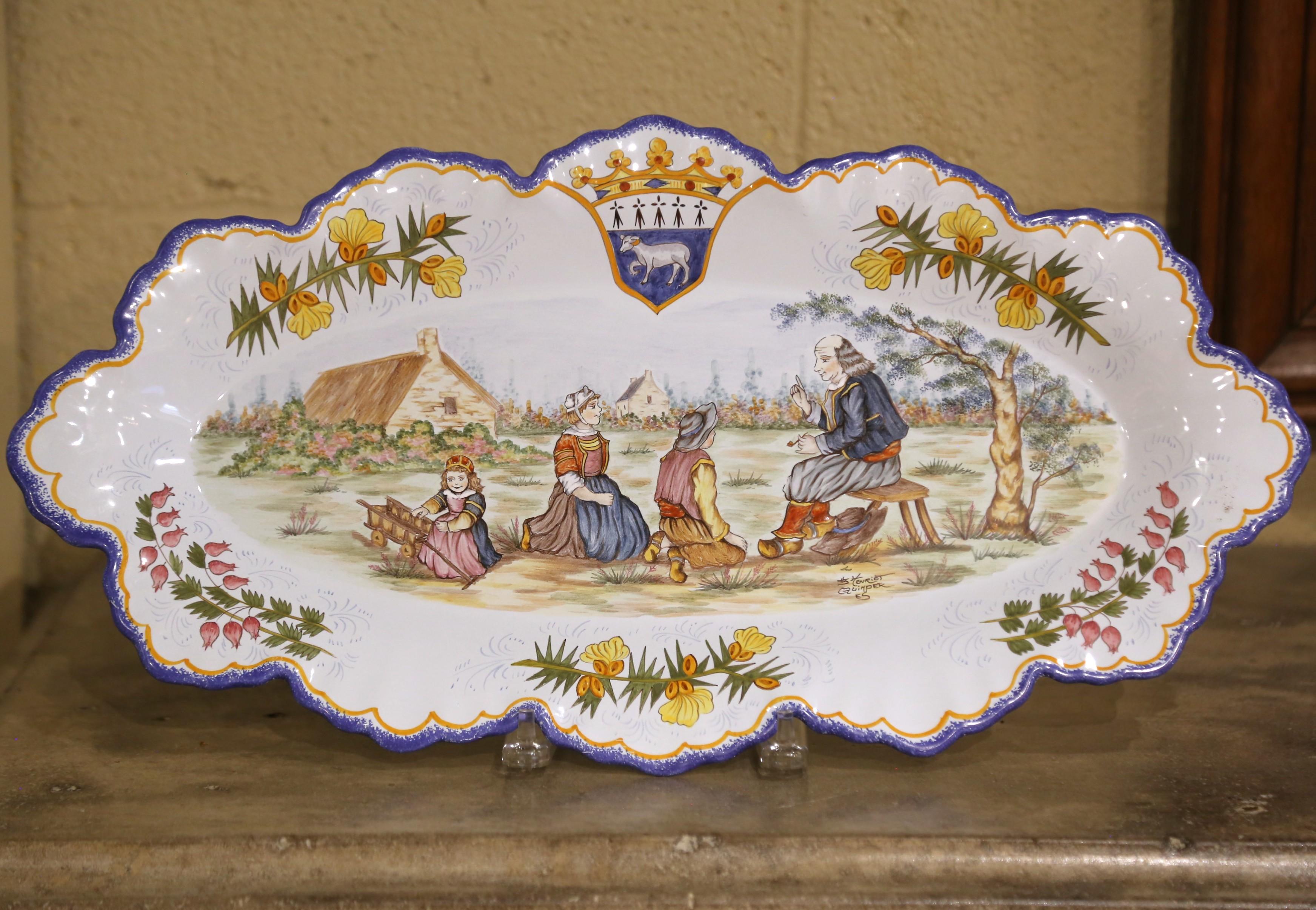 Pareja de platos de pared de loza Henriot Quimper de finales de siglo con figuras bretonas Fayenza en venta