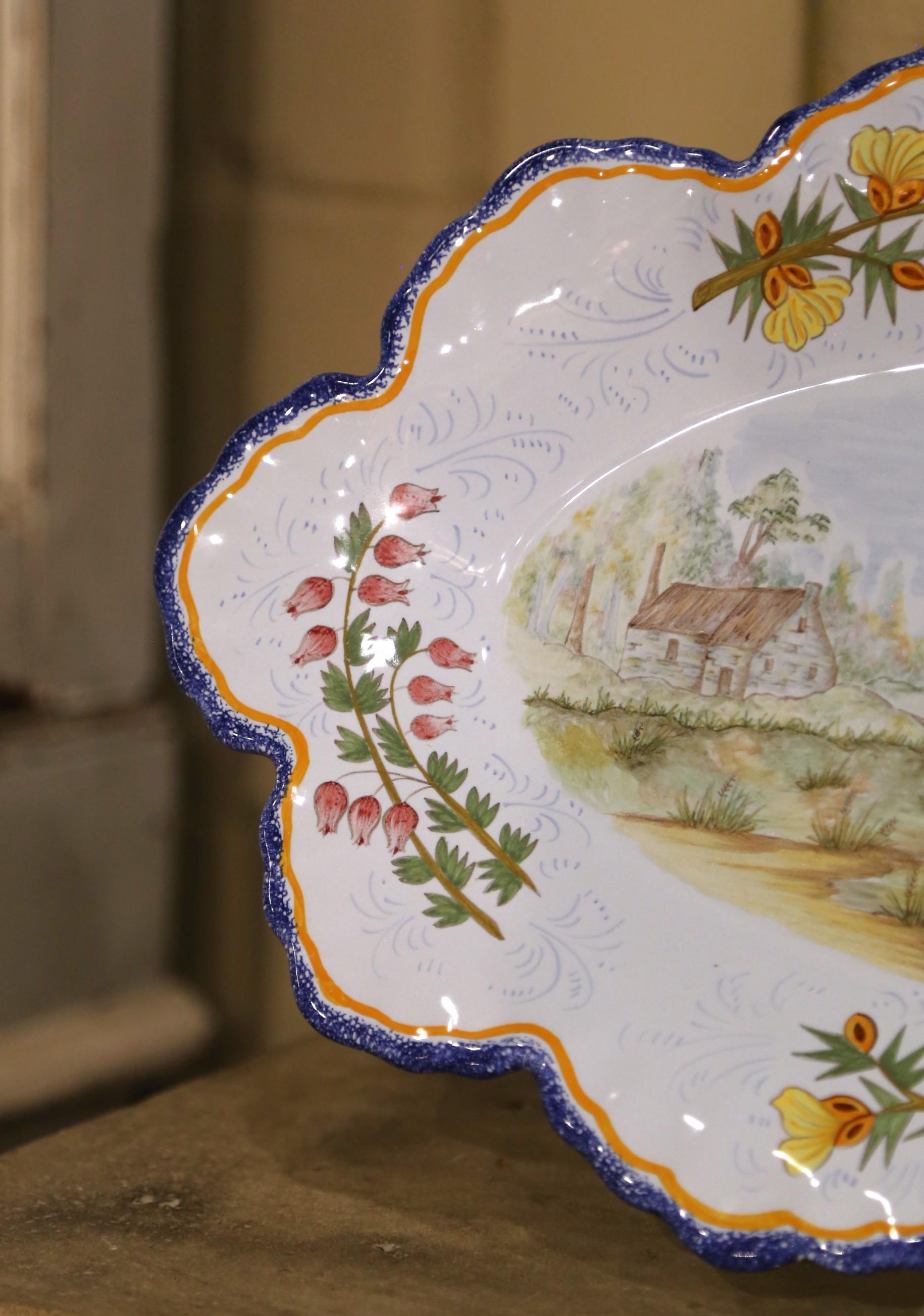 Pareja de platos de pared de loza Henriot Quimper de finales de siglo con figuras bretonas en venta 1