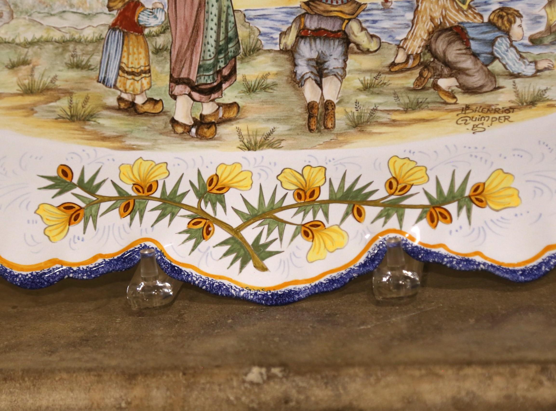 Pareja de platos de pared de loza Henriot Quimper de finales de siglo con figuras bretonas en venta 2