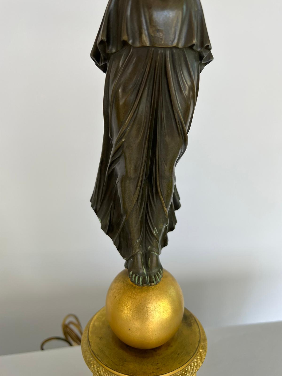 Paire de candélabres figuratifs en bronze doré et verni de la fin de l'Empire, vers 1815 en vente 4