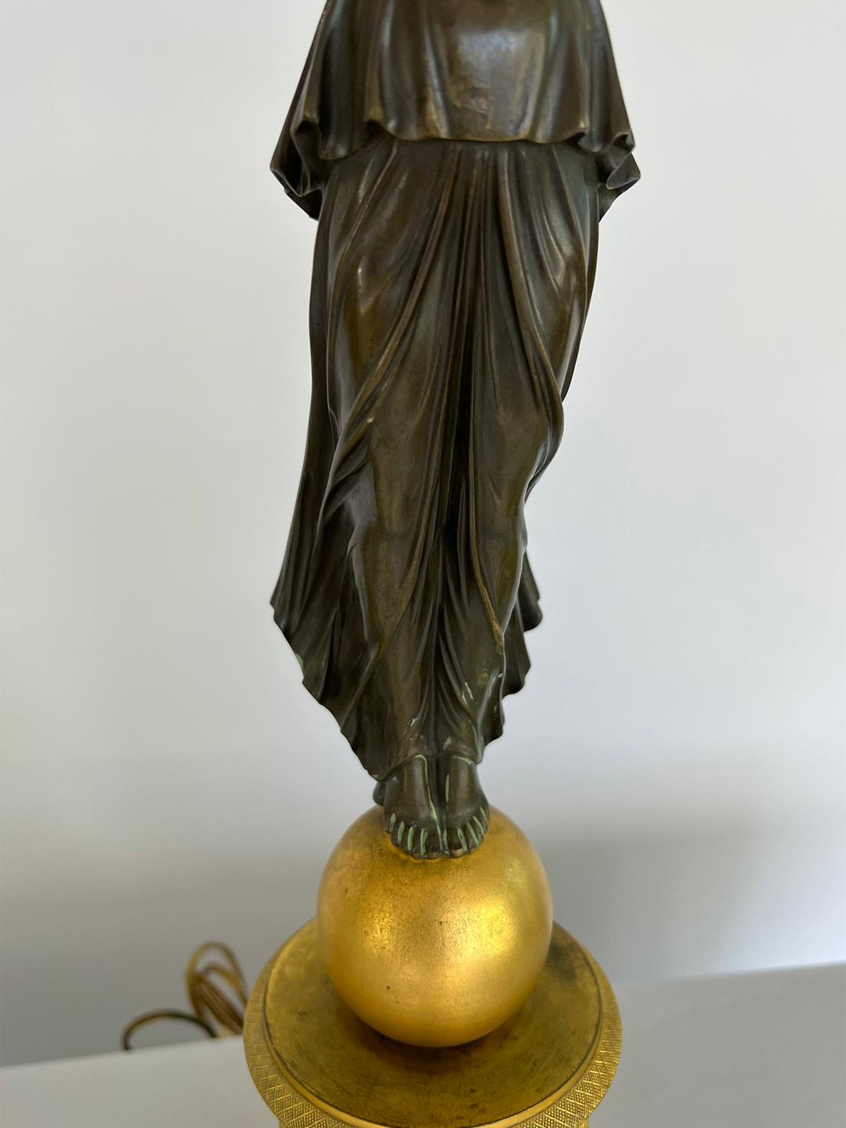 Pareja de lámparas candelabro figuradas de bronce patentado y ormolina del Imperio tardío, c. 1815 en venta 4