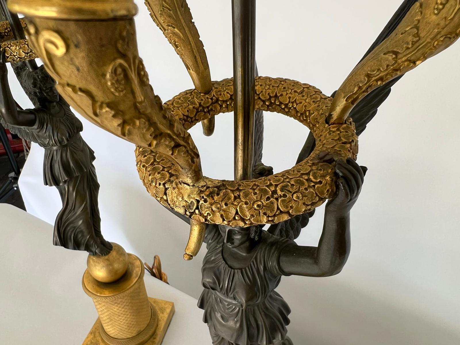 Pareja de lámparas candelabro figuradas de bronce patentado y ormolina del Imperio tardío, c. 1815 en venta 5