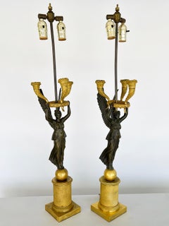 Coppia di lampade a candelabro figurative in bronzo brevettato e ormolu di epoca tardo-imperiale, 1815 ca.