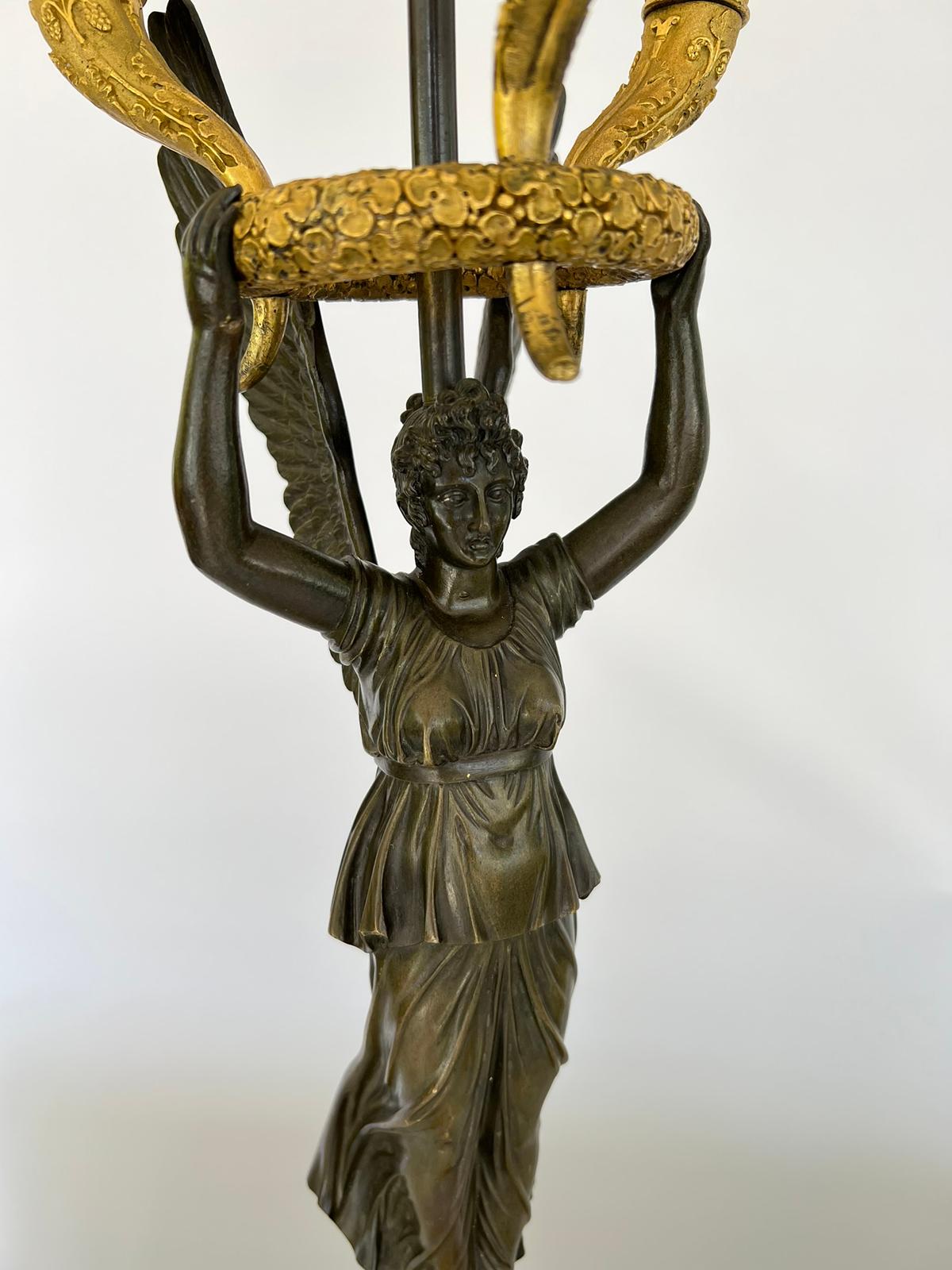 Pareja de lámparas candelabro figuradas de bronce patentado y ormolina del Imperio tardío, c. 1815 Bronce en venta