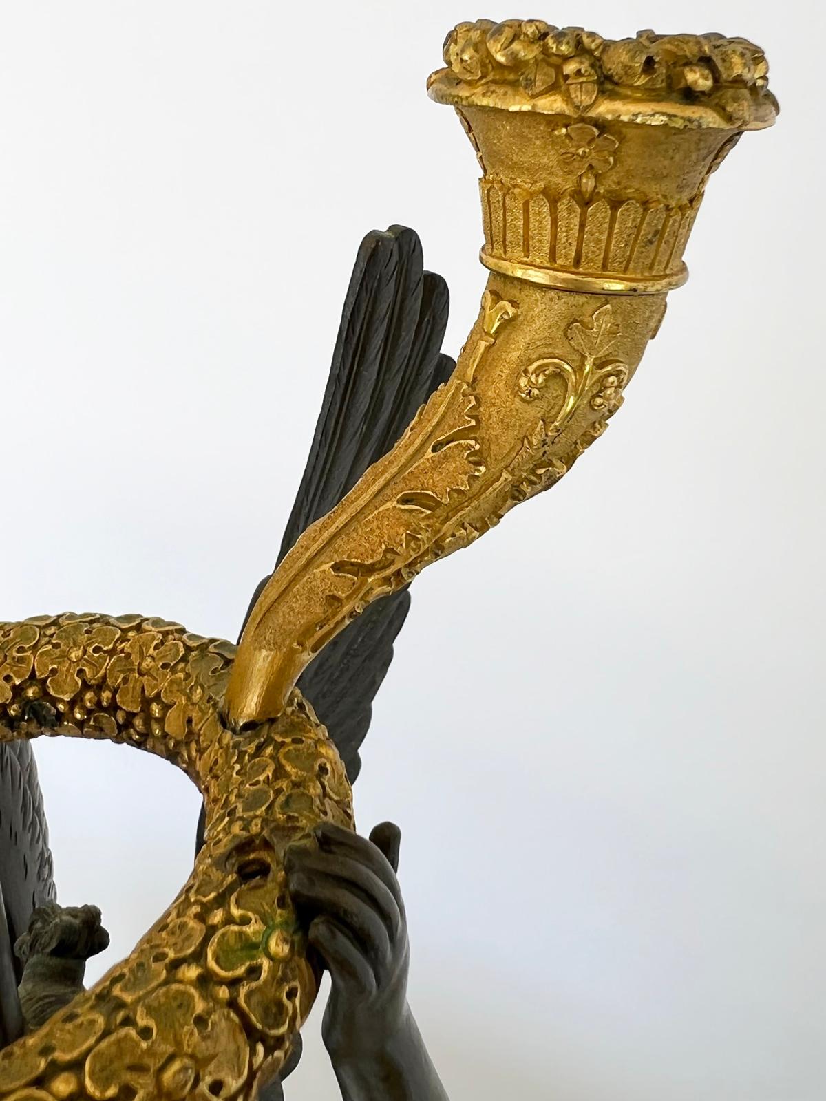 Paire de candélabres figuratifs en bronze doré et verni de la fin de l'Empire, vers 1815 en vente 1
