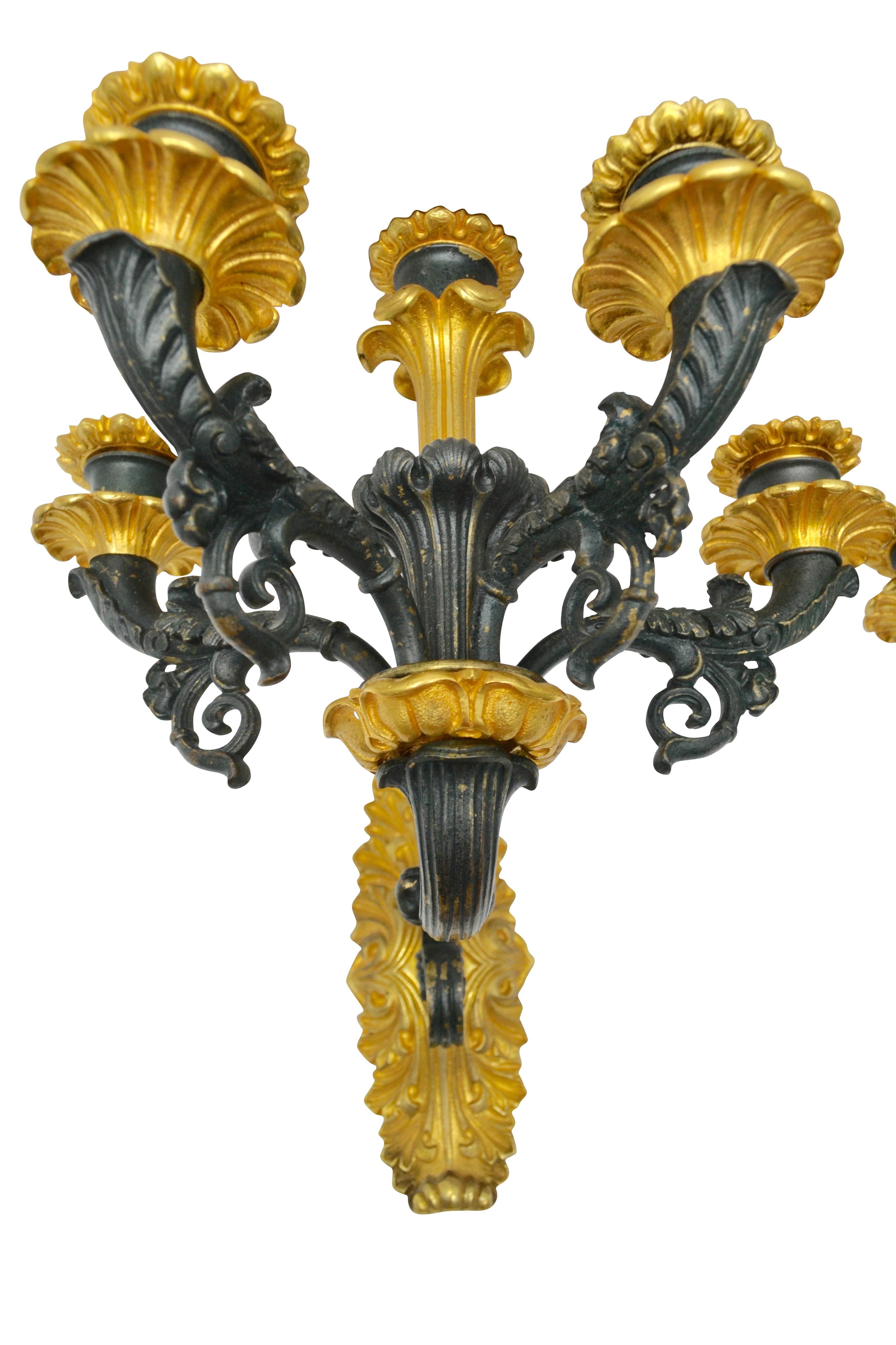 Francese Coppia di applique tardo-imperiali francesi patinate e dorate in vendita