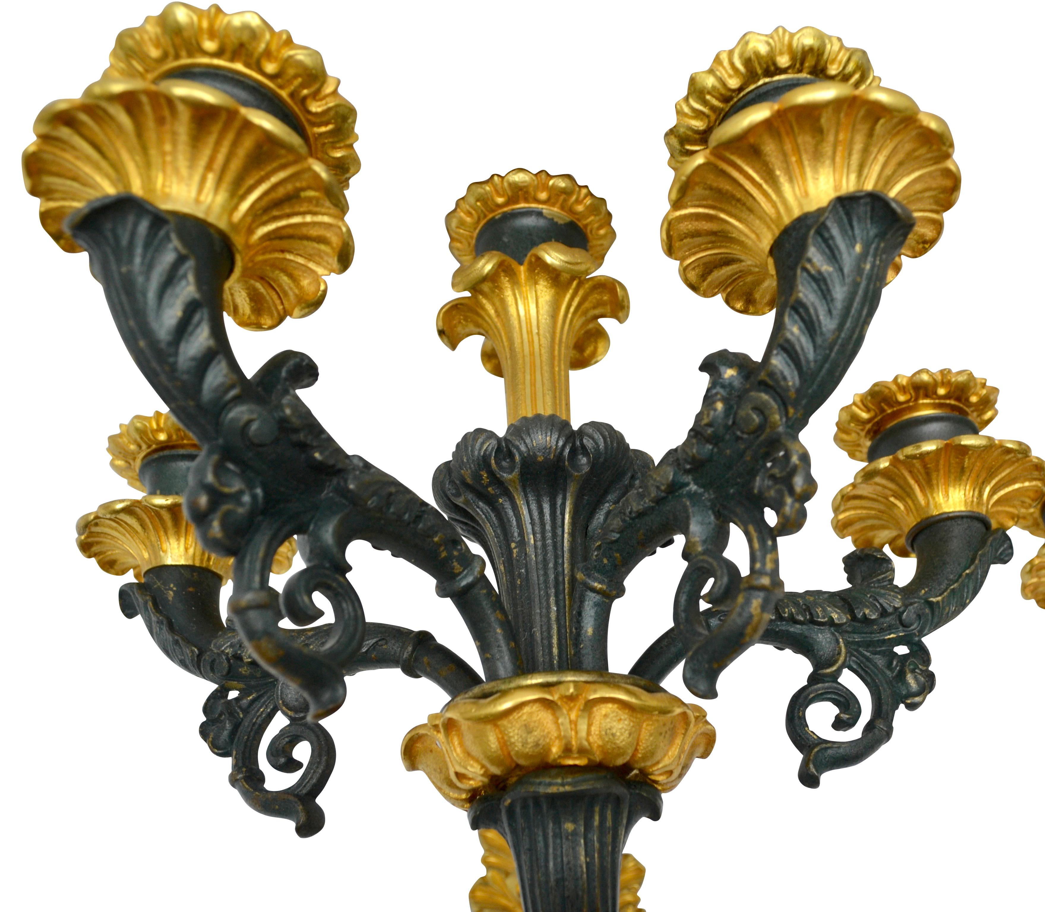 Dorato Coppia di applique tardo-imperiali francesi patinate e dorate in vendita
