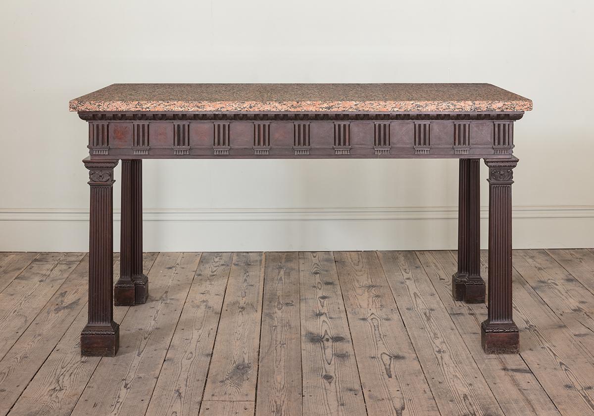 Paire de tables d'appoint en acajou de la fin de la période George II, très importante et très bien dessinée, avec des plateaux en granit égyptien 