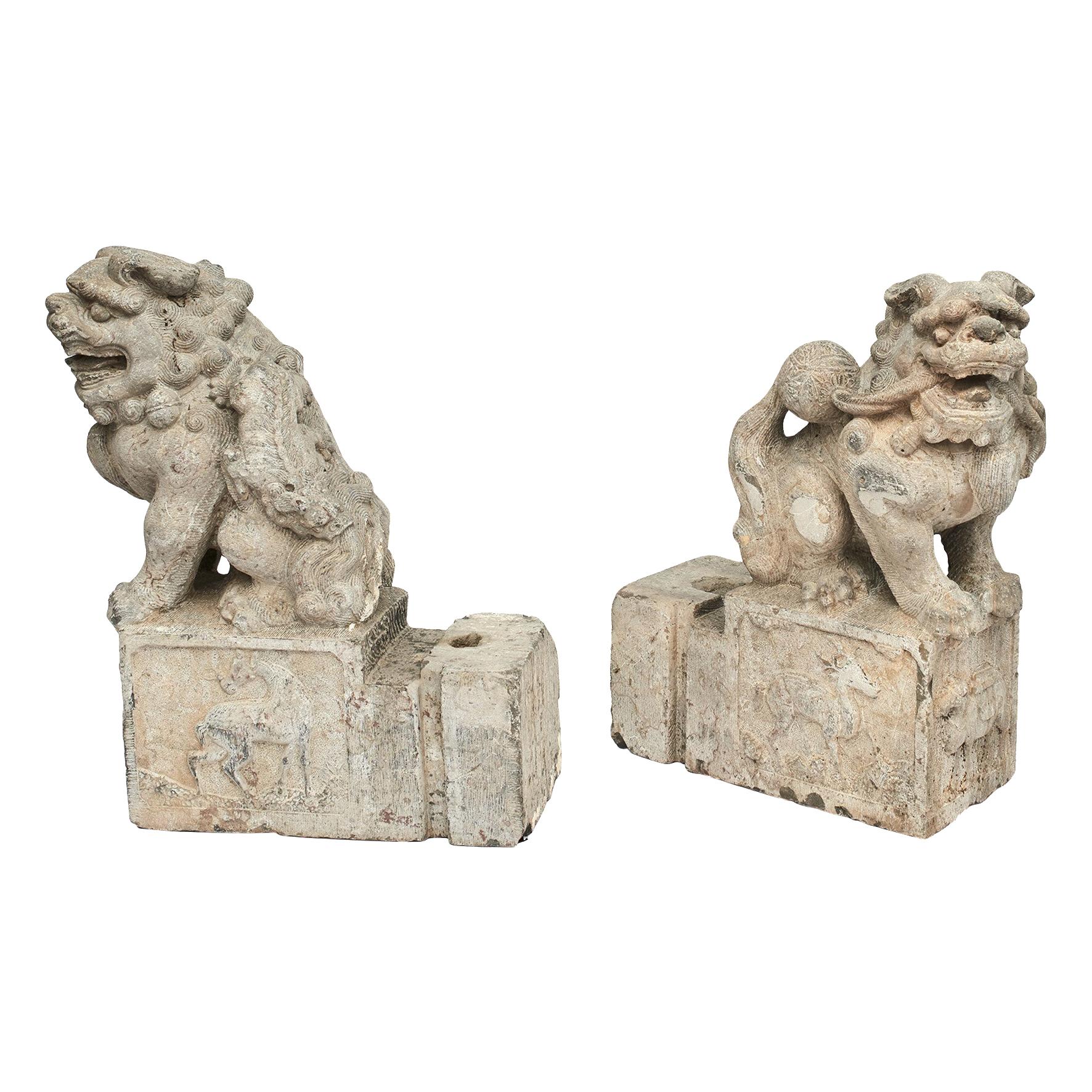 Paire d'anciens lions gardiens en pierre sculptée de la fin de la dynastie Ming sur la route de la soie
