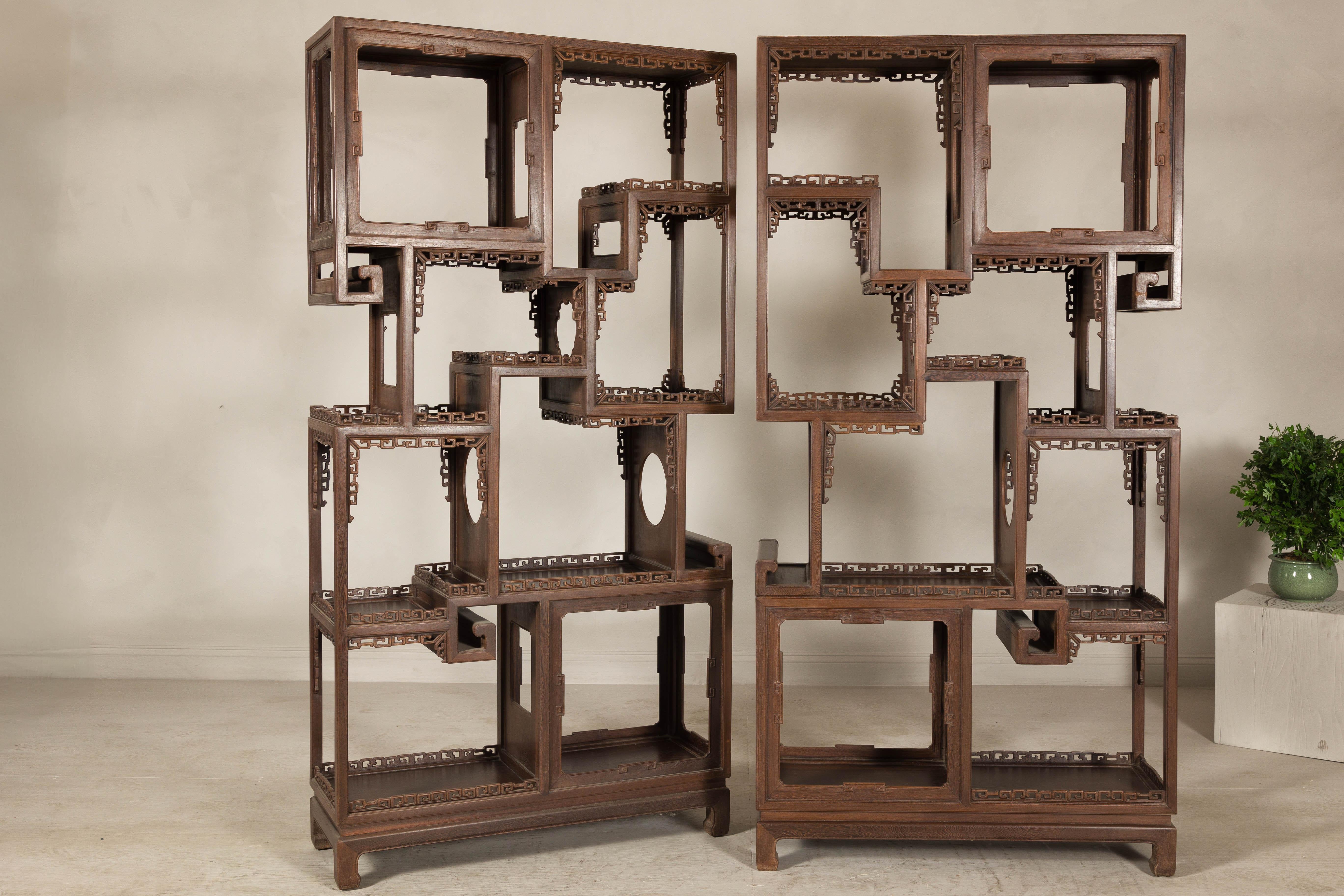Pareja de estanterías de exposición lacadas en marrón de finales de la dinastía Qing con motivos calados en venta 4