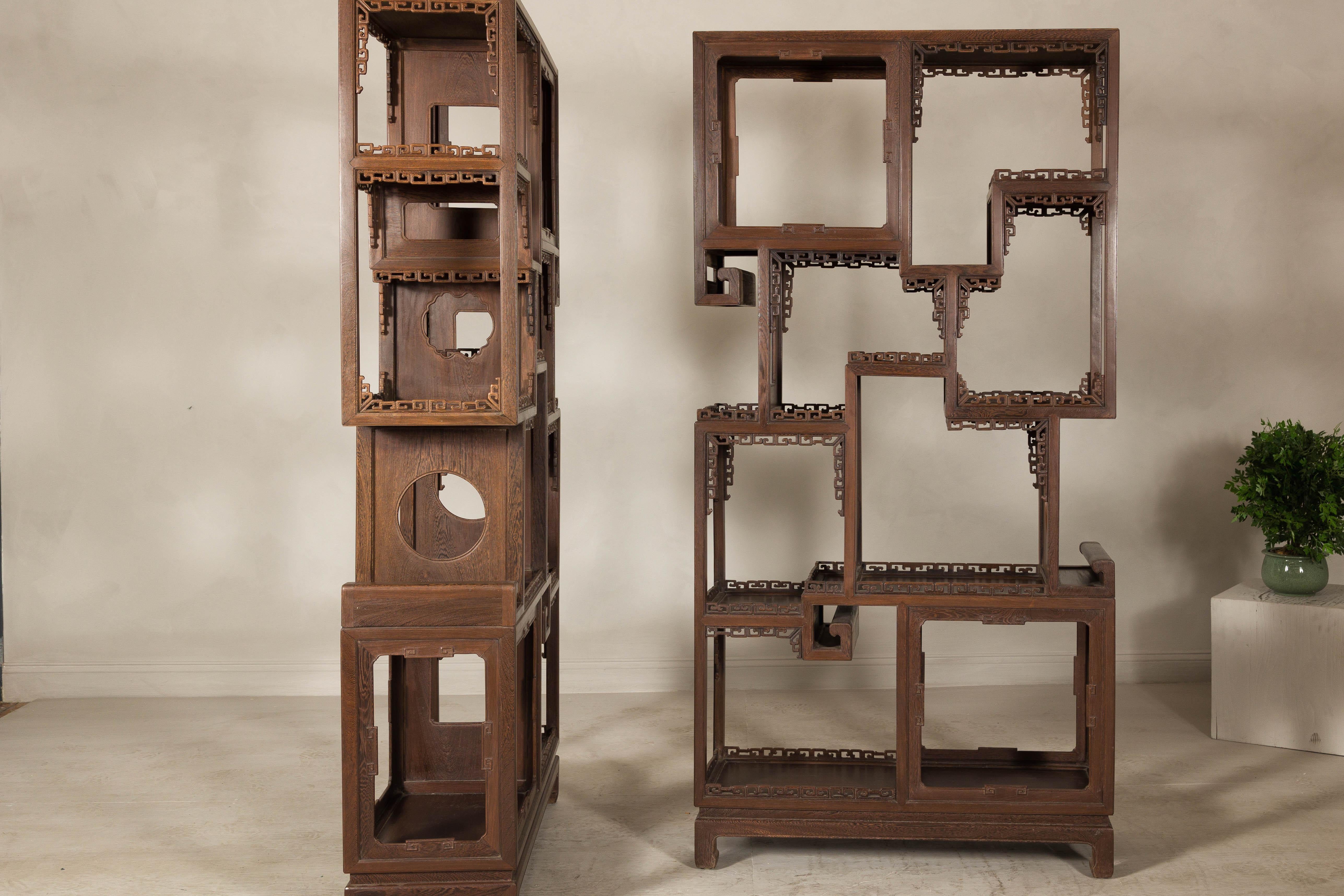 Pareja de estanterías de exposición lacadas en marrón de finales de la dinastía Qing con motivos calados en venta 7