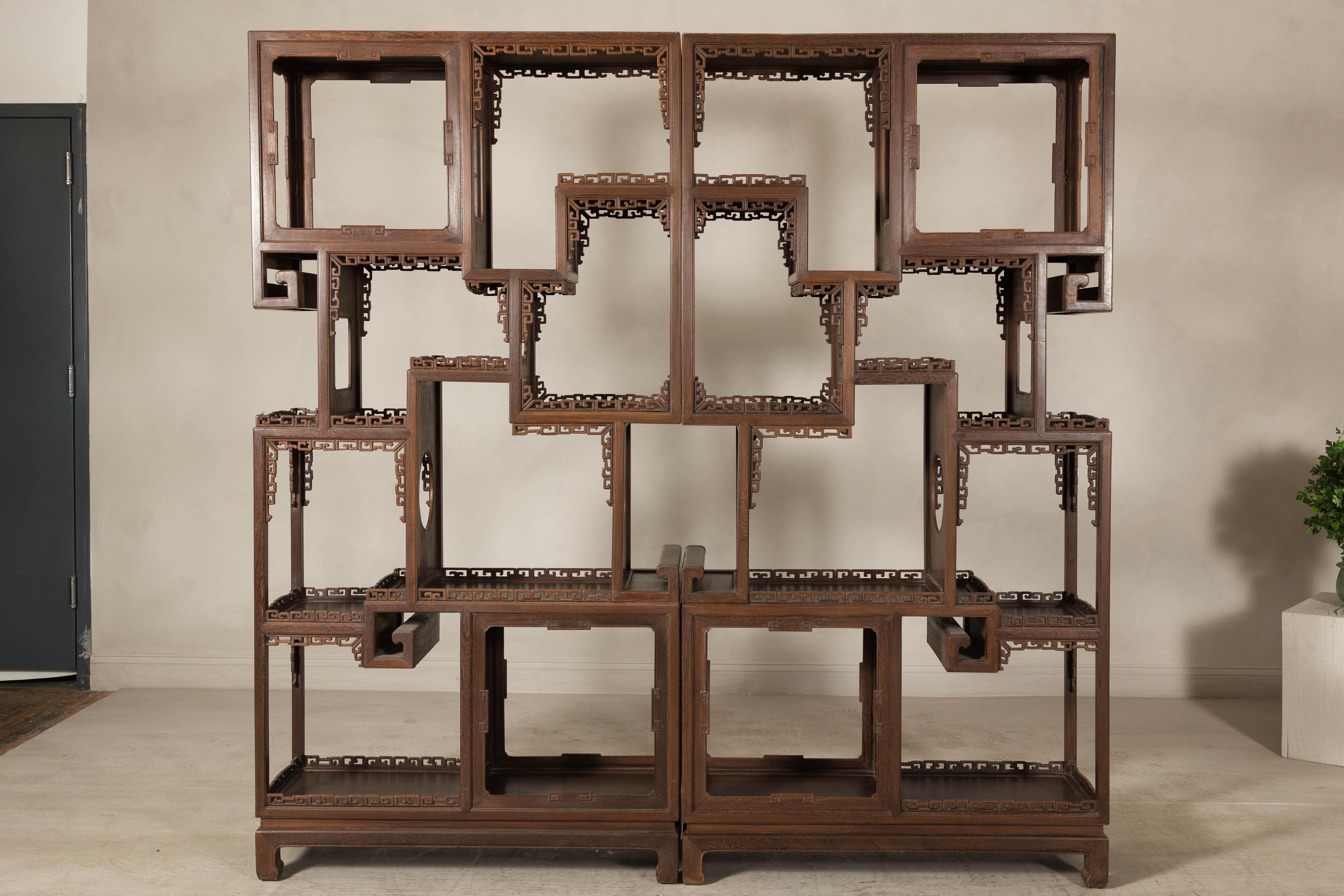 Pareja de estanterías de exposición lacadas en marrón de finales de la dinastía Qing con motivos calados en venta 9
