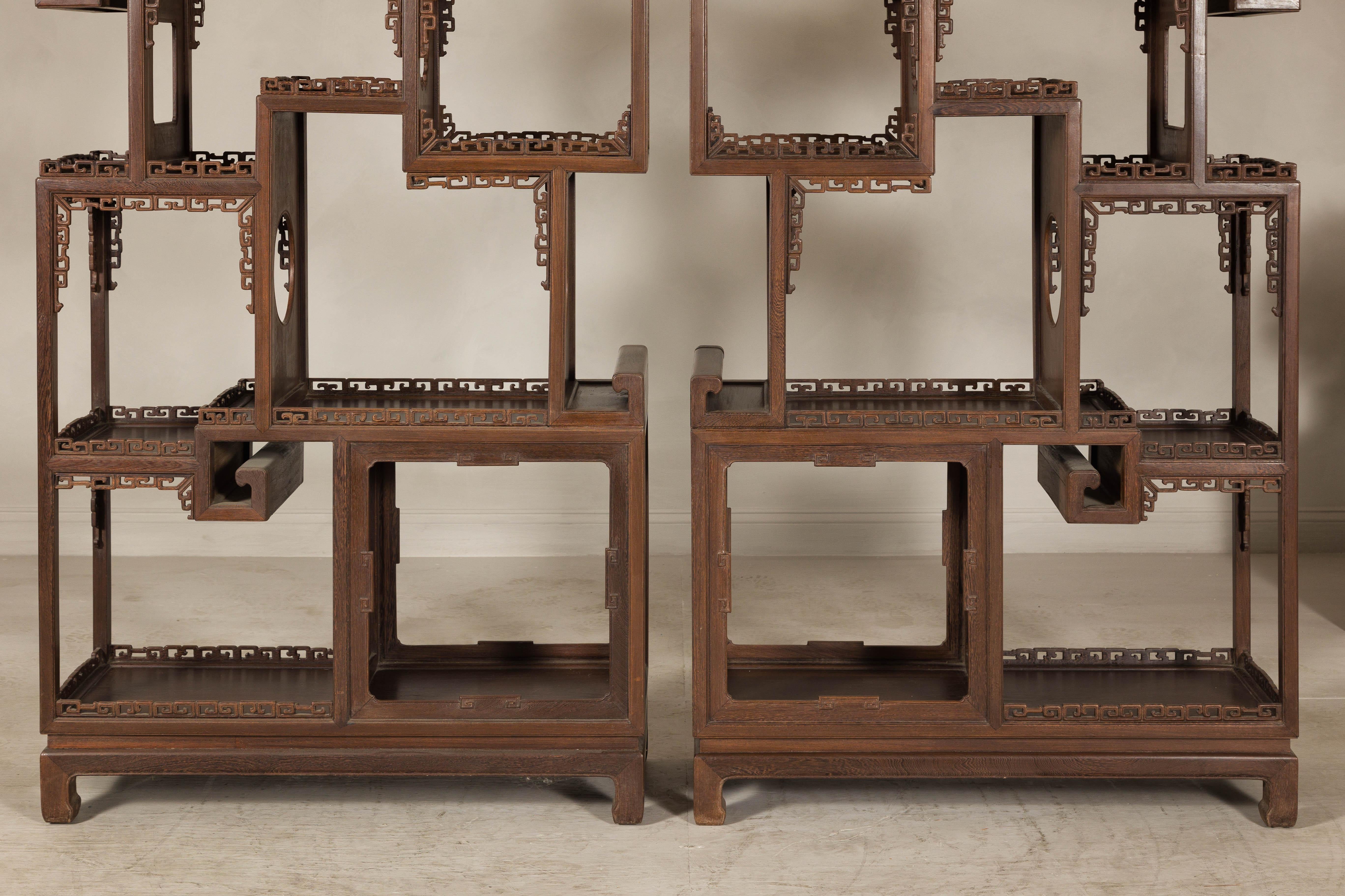 Pareja de estanterías de exposición lacadas en marrón de finales de la dinastía Qing con motivos calados en Bueno estado para la venta en Yonkers, NY