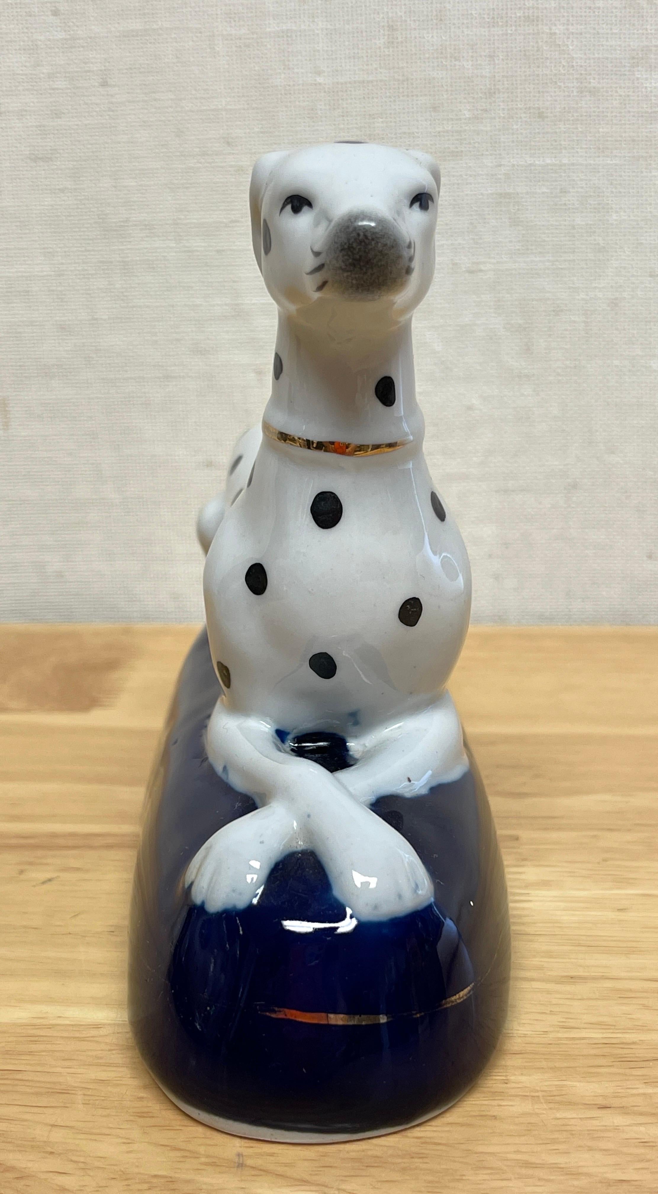 Ein Paar liegende Dalmatinerfiguren aus dem späten Staffordshire-Stil (Englisch) im Angebot