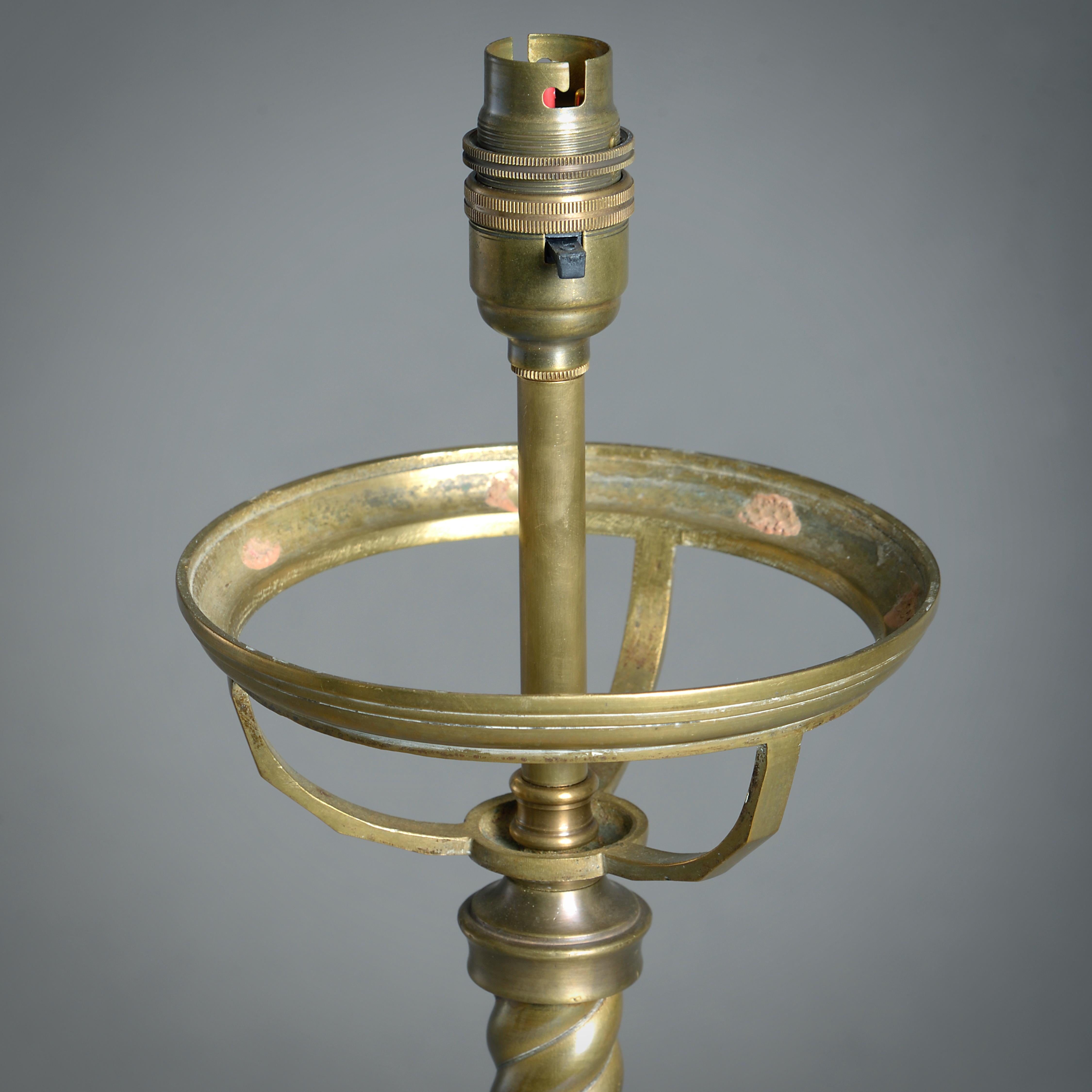 Pair of late Victorian Brass Spiral Column Lamps In Good Condition For Sale In London, GB