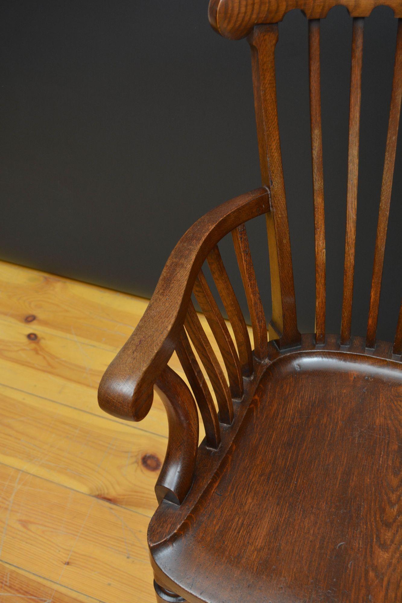 Paire de chaises coudées / chaises de bureau de la fin de l'époque victorienne en vente 5