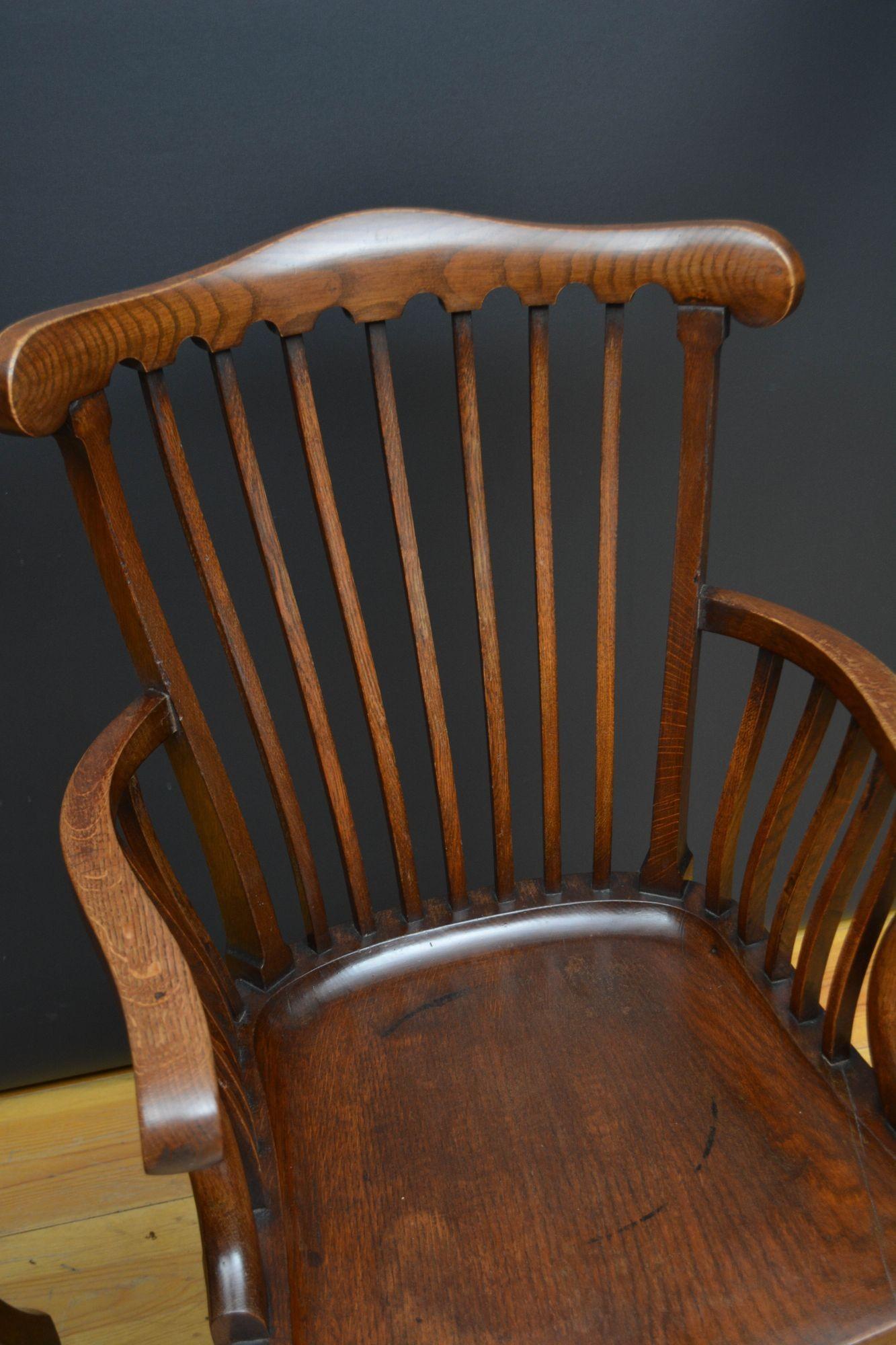Paire de chaises coudées / chaises de bureau de la fin de l'époque victorienne en vente 8