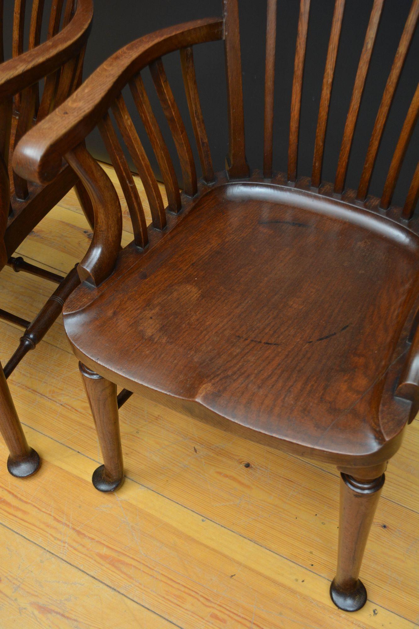 Paire de chaises coudées / chaises de bureau de la fin de l'époque victorienne en vente 9