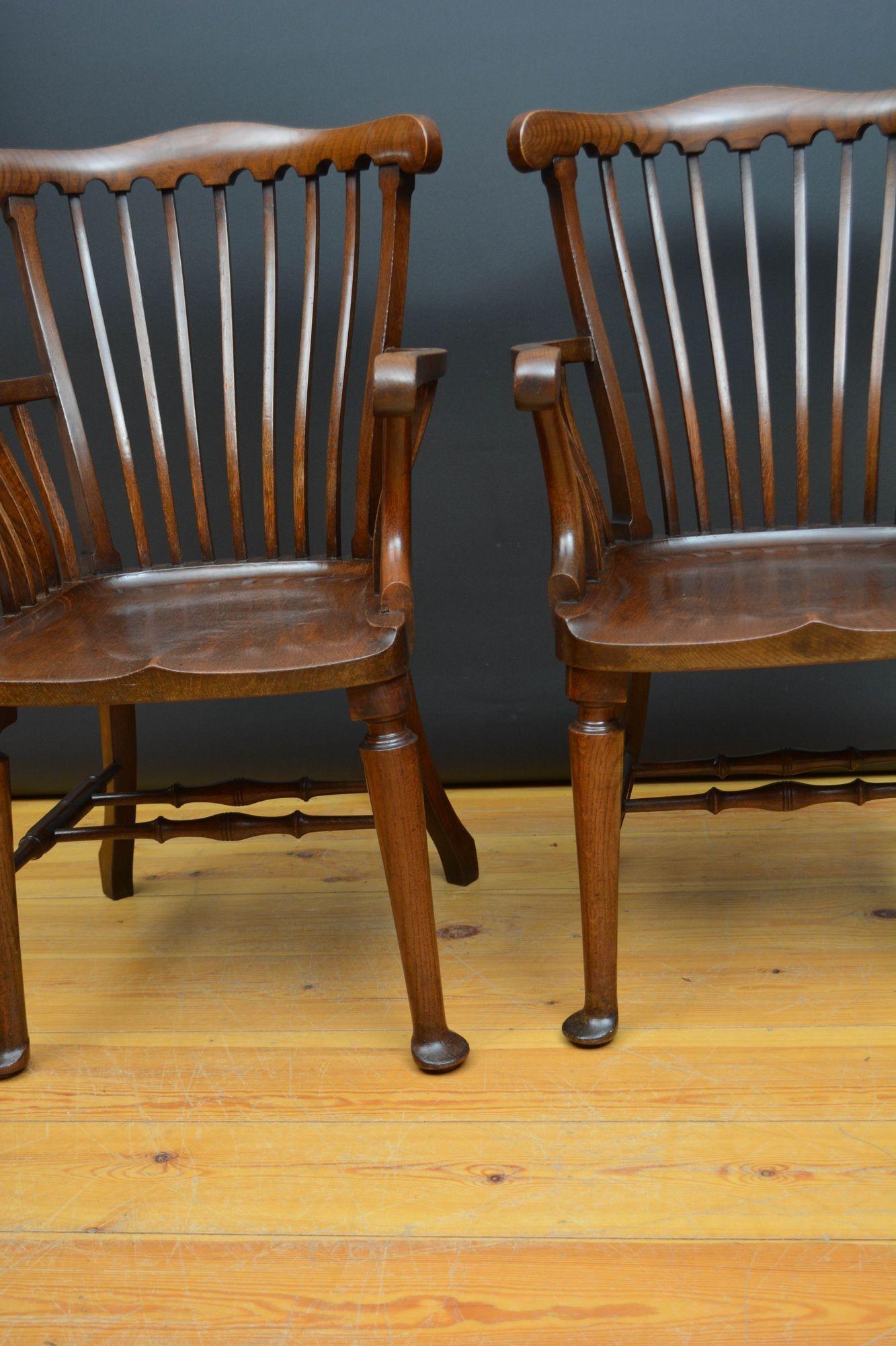 Paire de chaises coudées / chaises de bureau de la fin de l'époque victorienne en vente 10
