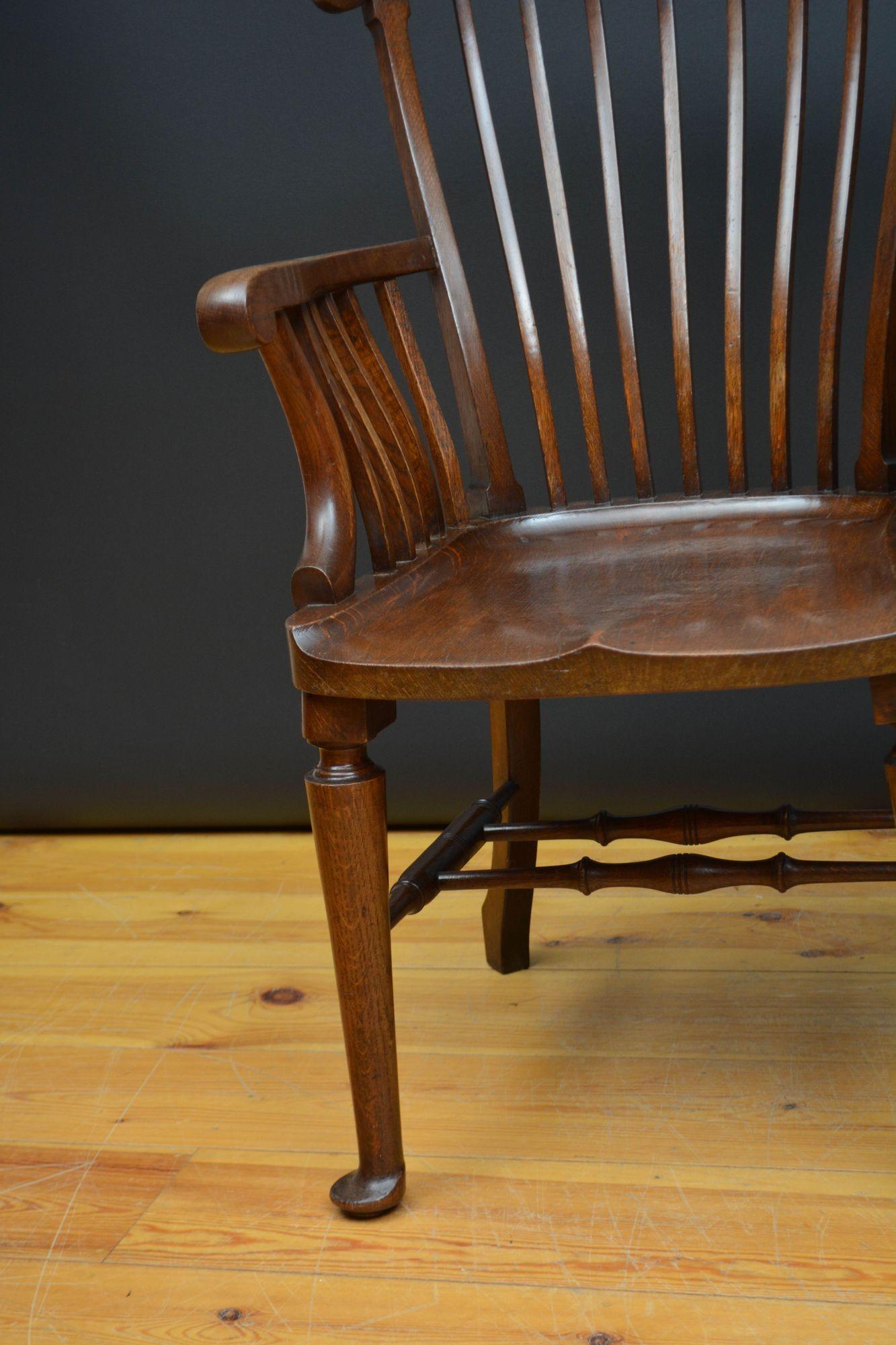 Paire de chaises coudées / chaises de bureau de la fin de l'époque victorienne en vente 11