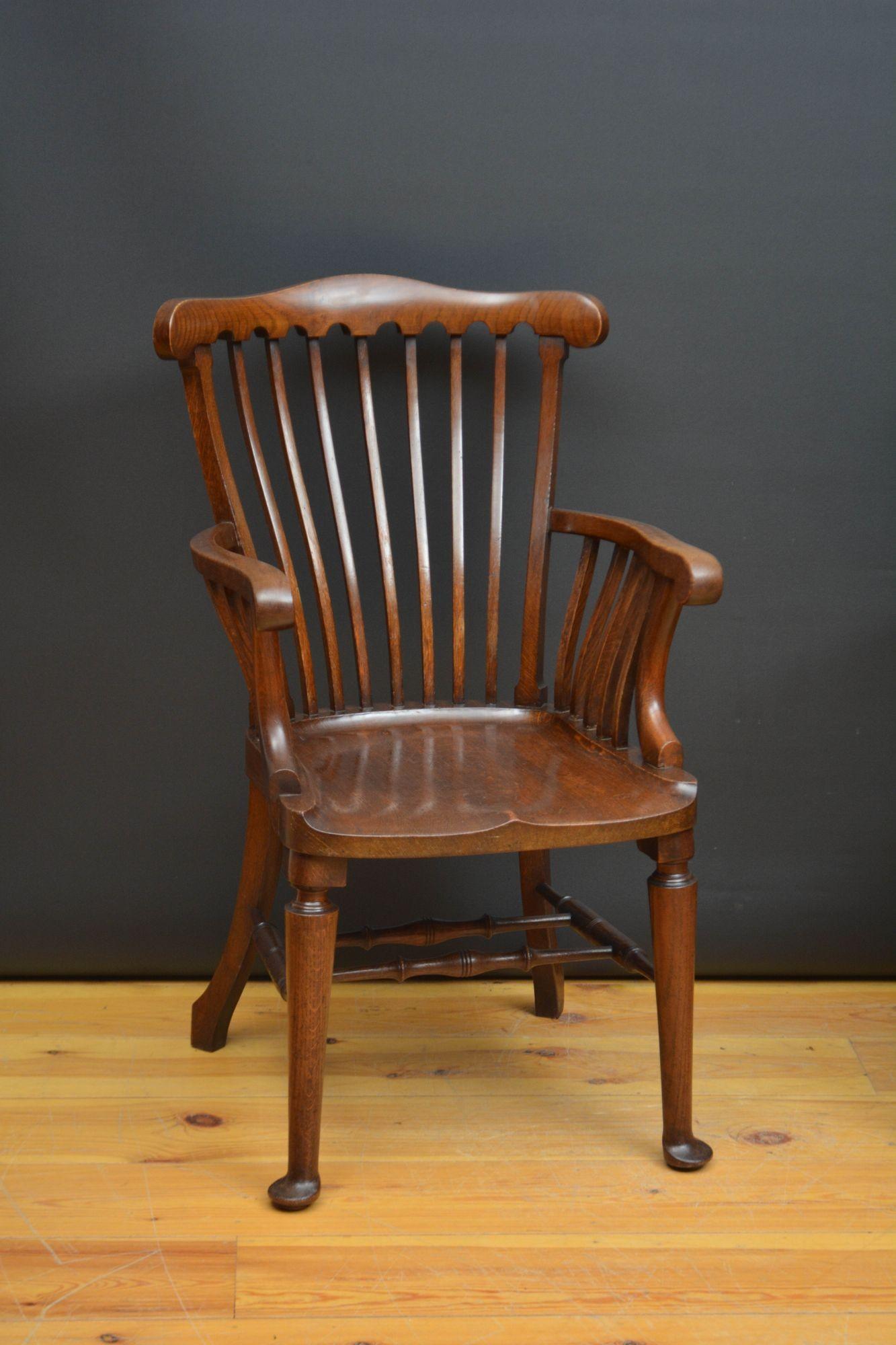 Sn5696 Paire de fauteuils anglais de style néo-géorgien en frêne, chacun ayant une traverse supérieure en forme d'arc au-dessus de lattes en forme et des accoudoirs ouverts en forme au-dessus d'un siège généreux, tous reposant sur d'importants pieds
