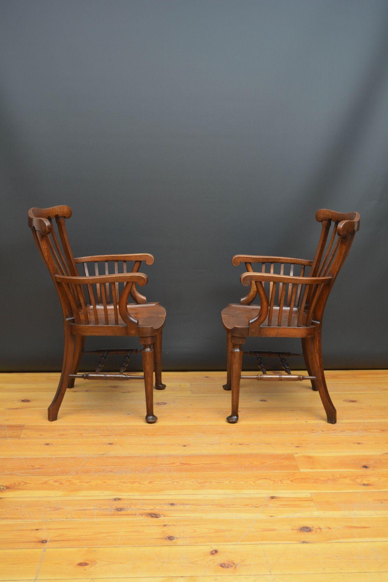 XIXe siècle Paire de chaises coudées / chaises de bureau de la fin de l'époque victorienne en vente