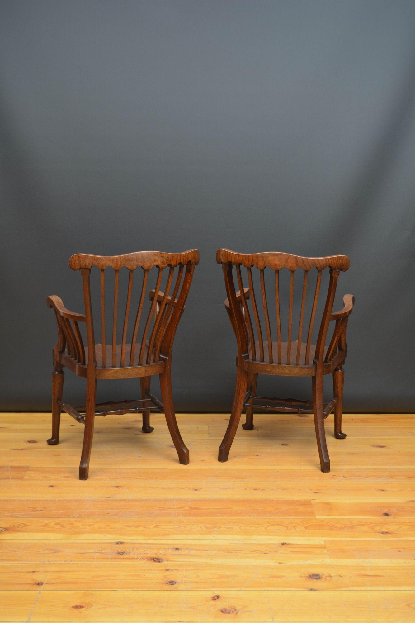 Paire de chaises coudées / chaises de bureau de la fin de l'époque victorienne en vente 1