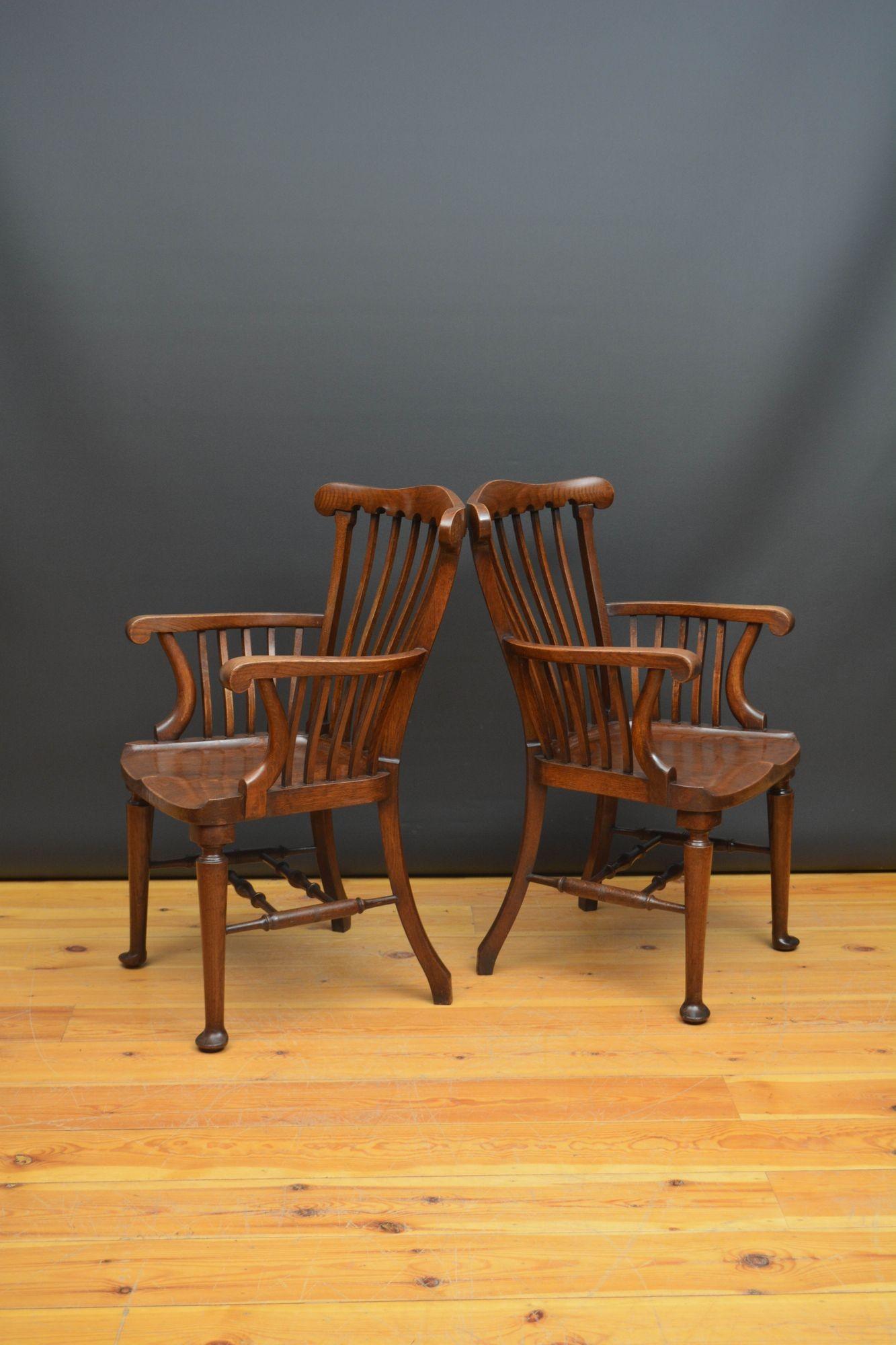 Paire de chaises coudées / chaises de bureau de la fin de l'époque victorienne en vente 2
