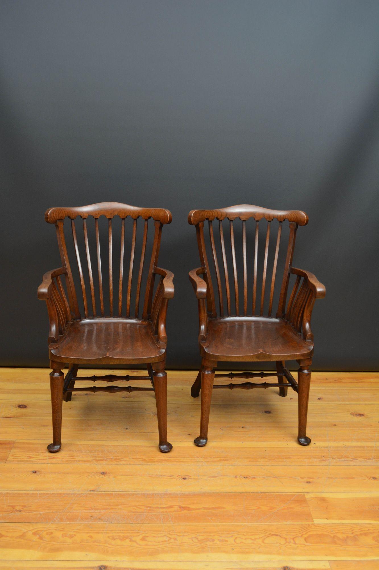 Paire de chaises coudées / chaises de bureau de la fin de l'époque victorienne en vente 3