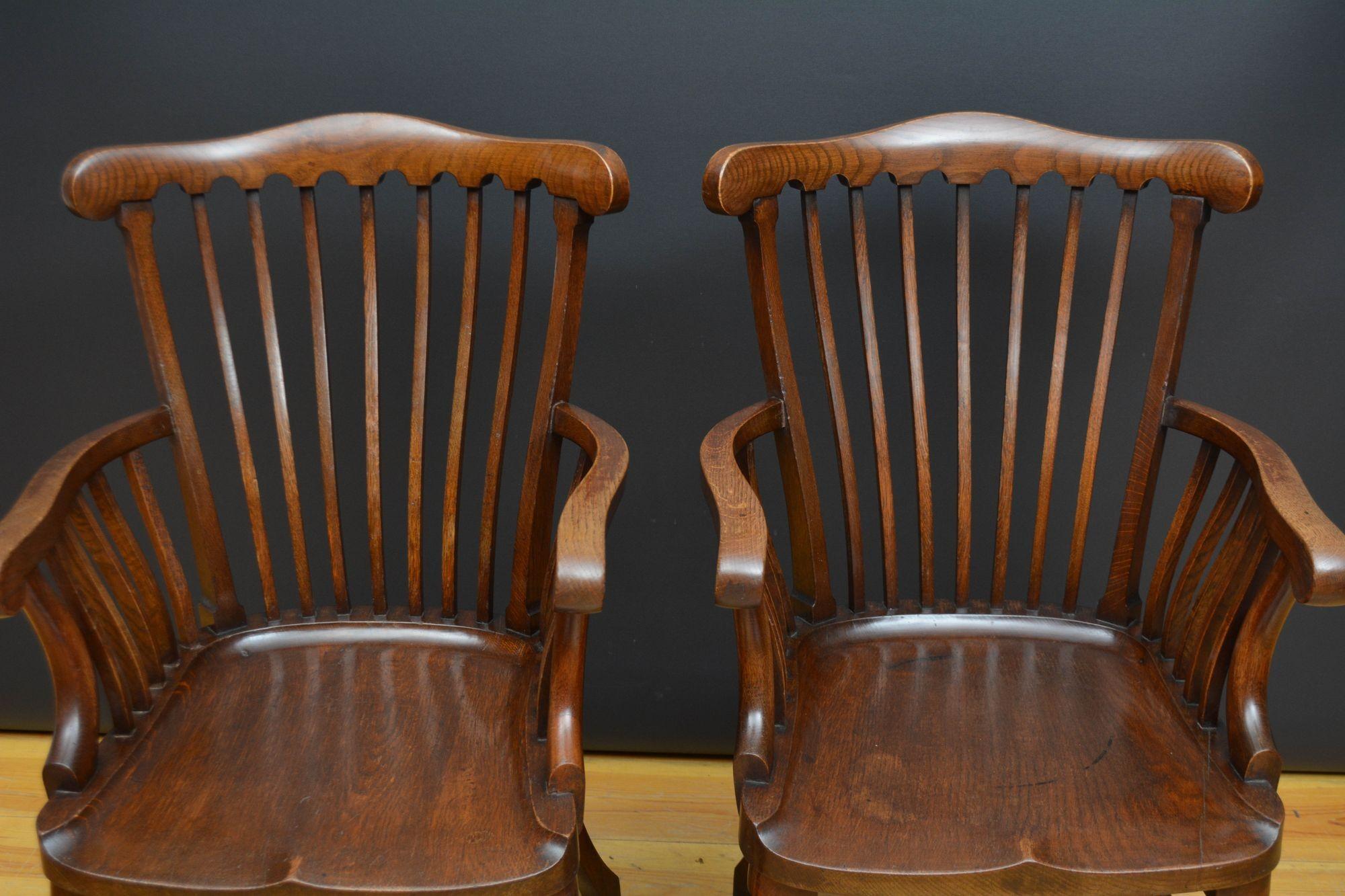 Paire de chaises coudées / chaises de bureau de la fin de l'époque victorienne en vente 4