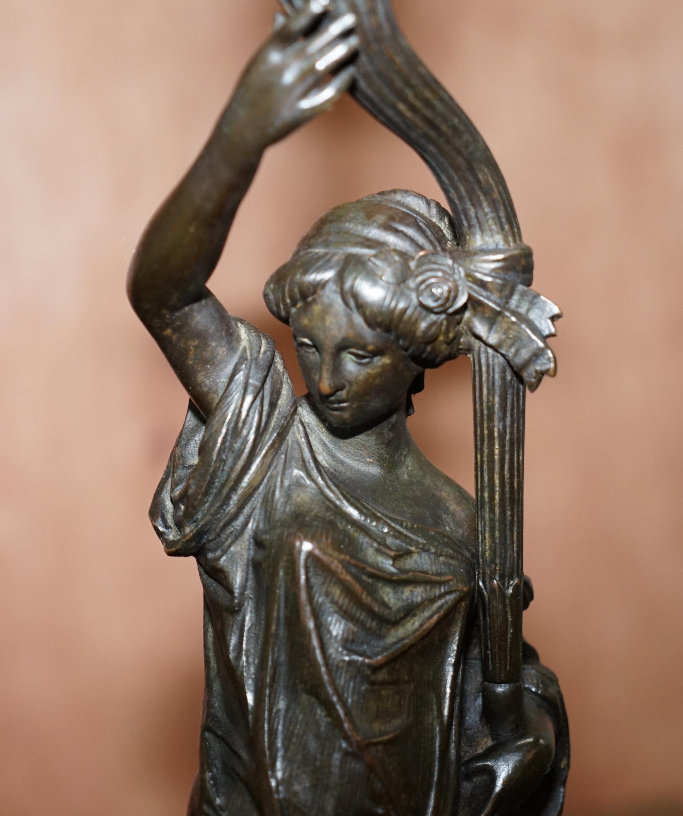 Paire de lampes de table en bronze massif de la fin de l'époque victorienne française représentant des jeunes filles Art Nouveau en vente 6