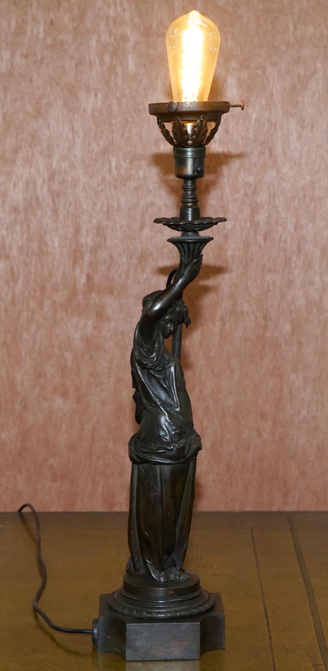 Paire de lampes de table en bronze massif de la fin de l'époque victorienne française représentant des jeunes filles Art Nouveau en vente 9