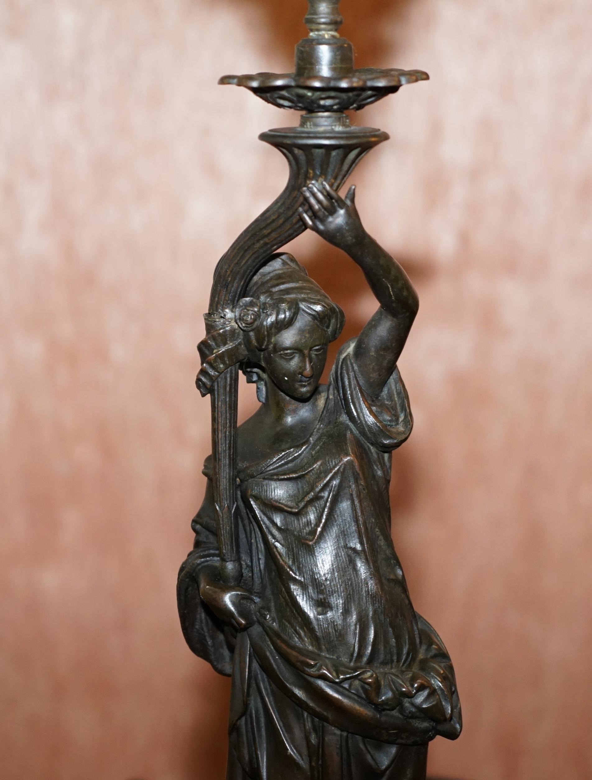 Victorien tardif Paire de lampes de table en bronze massif de la fin de l'époque victorienne française représentant des jeunes filles Art Nouveau en vente