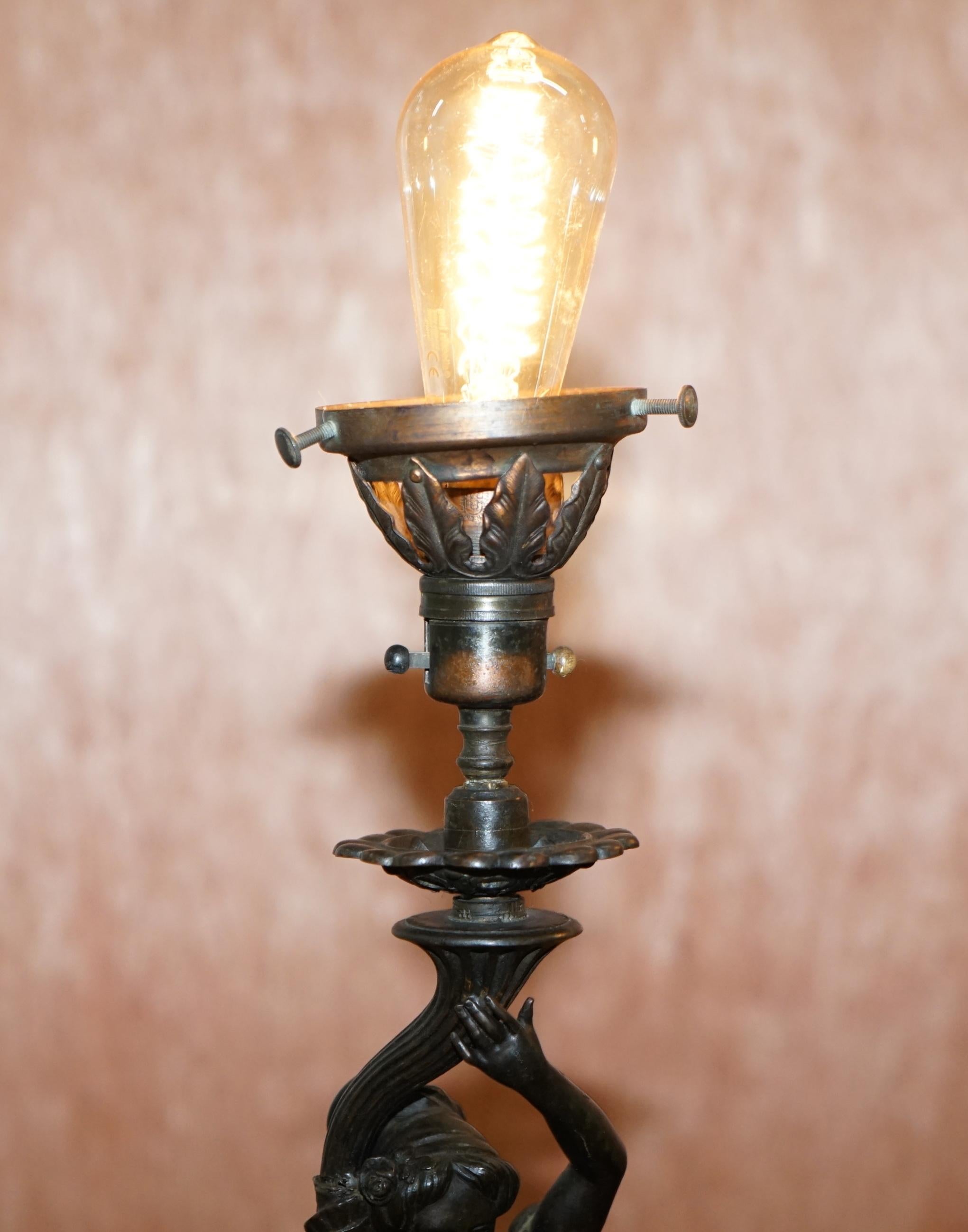 Fait main Paire de lampes de table en bronze massif de la fin de l'époque victorienne française représentant des jeunes filles Art Nouveau en vente