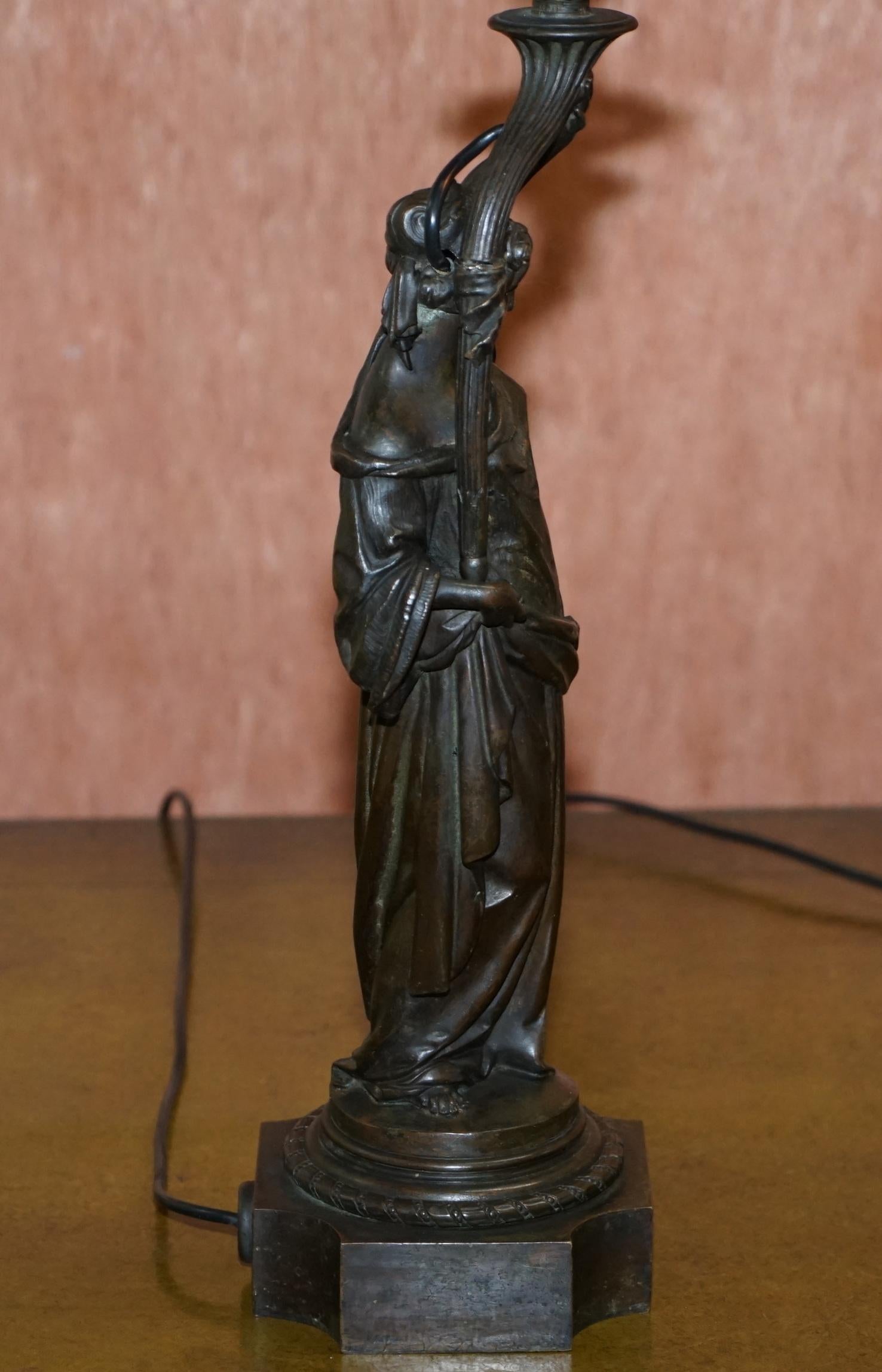Paire de lampes de table en bronze massif de la fin de l'époque victorienne française représentant des jeunes filles Art Nouveau Bon état - En vente à West Sussex, Pulborough