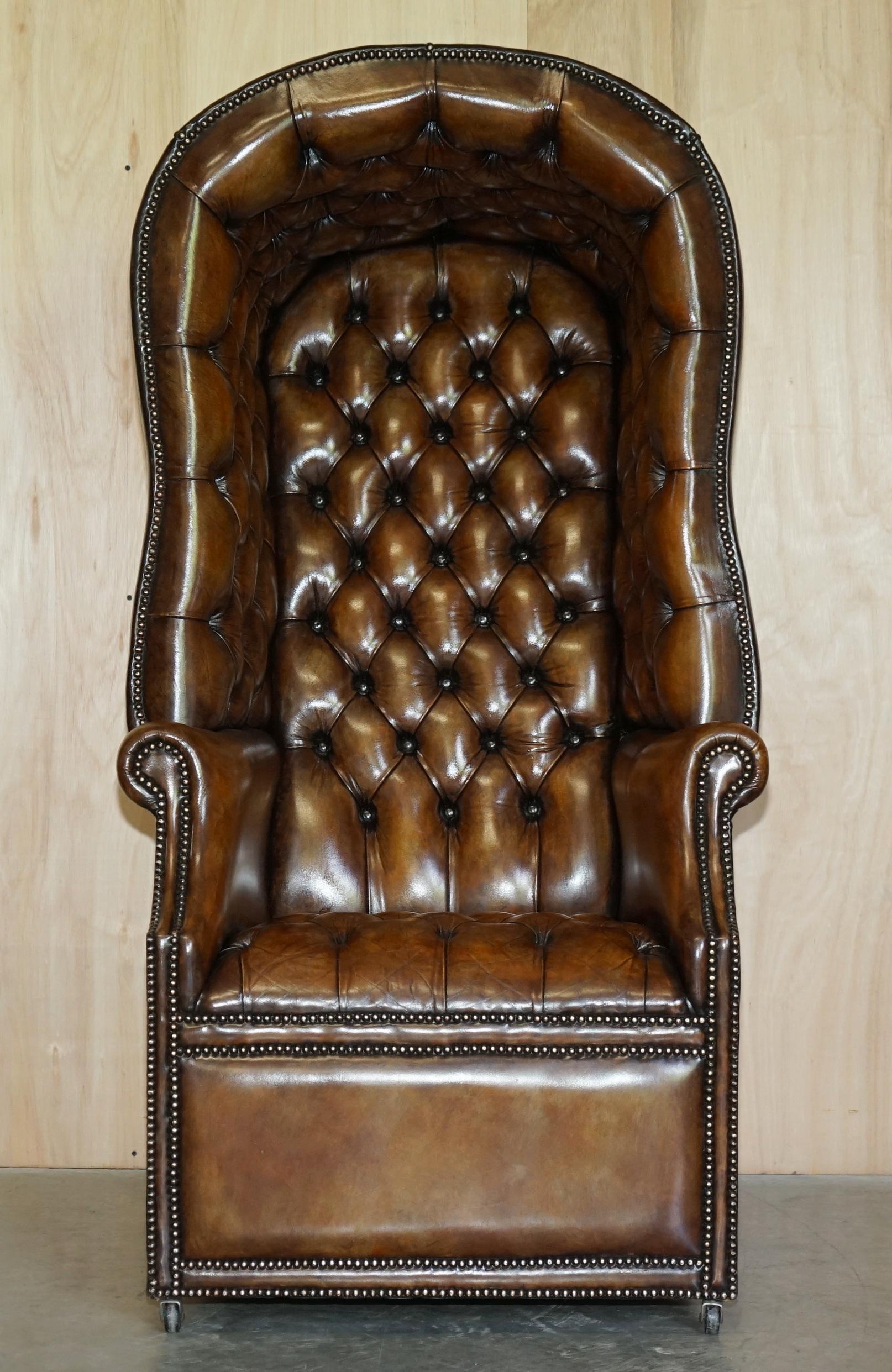 English Pair of Late Victorian Hand Dyed Brown Leather Chesterfield Porters Armchairs For Sale