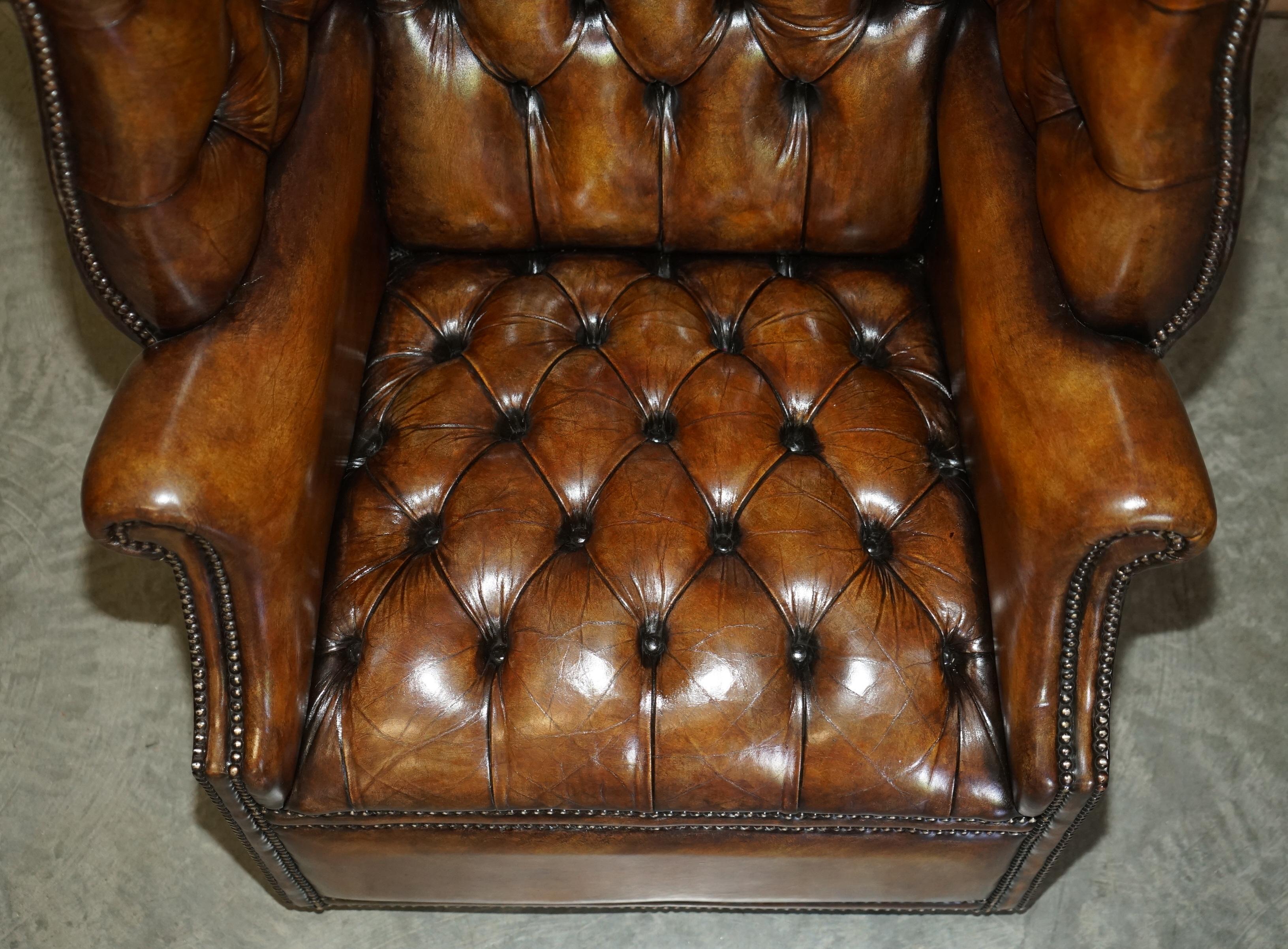 19th Century Pair of Late Victorian Hand Dyed Brown Leather Chesterfield Porters Armchairs For Sale