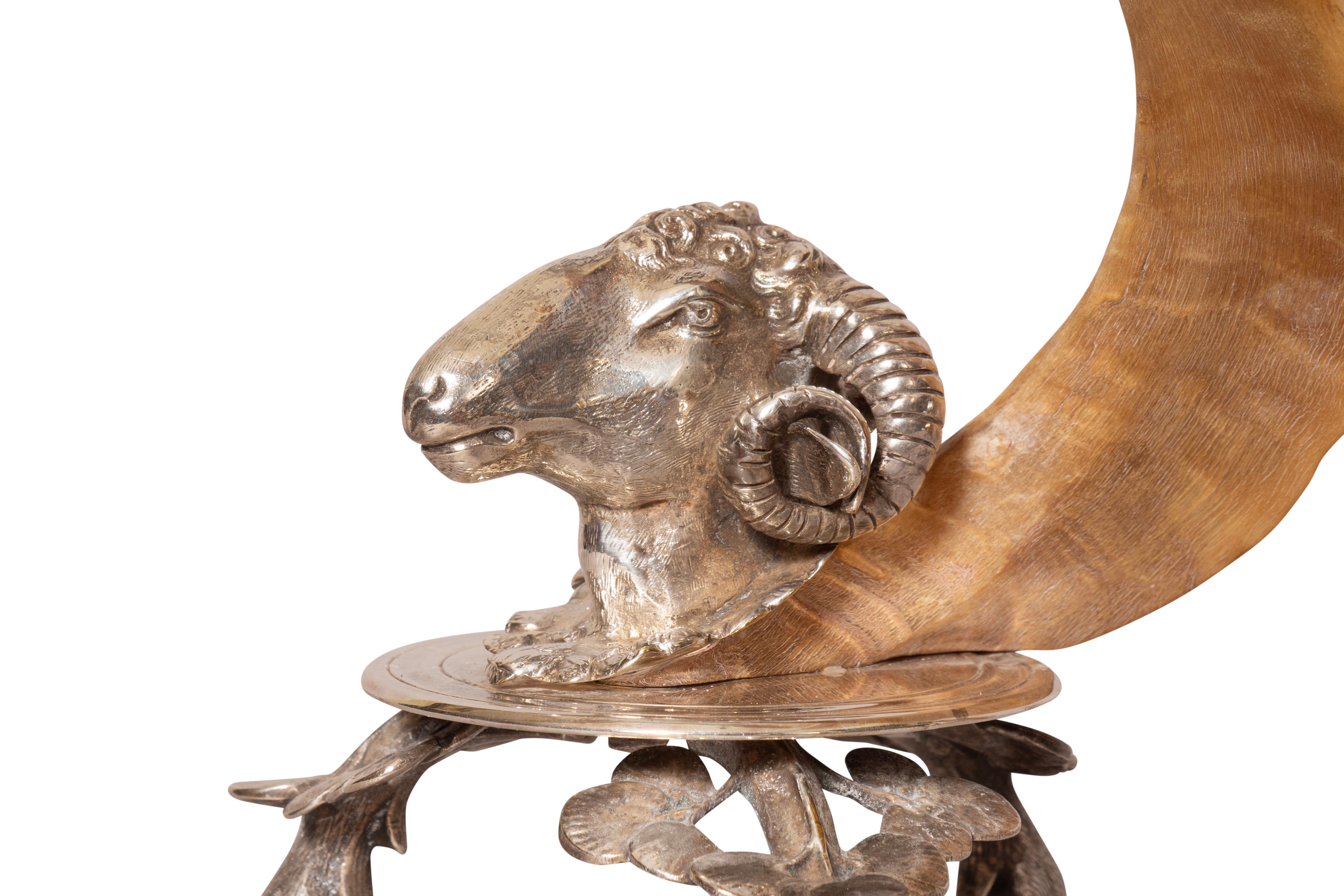 Paar spätviktorianische Kerzenständer aus versilberter Bronze und Widderhorn (Englisch) im Angebot