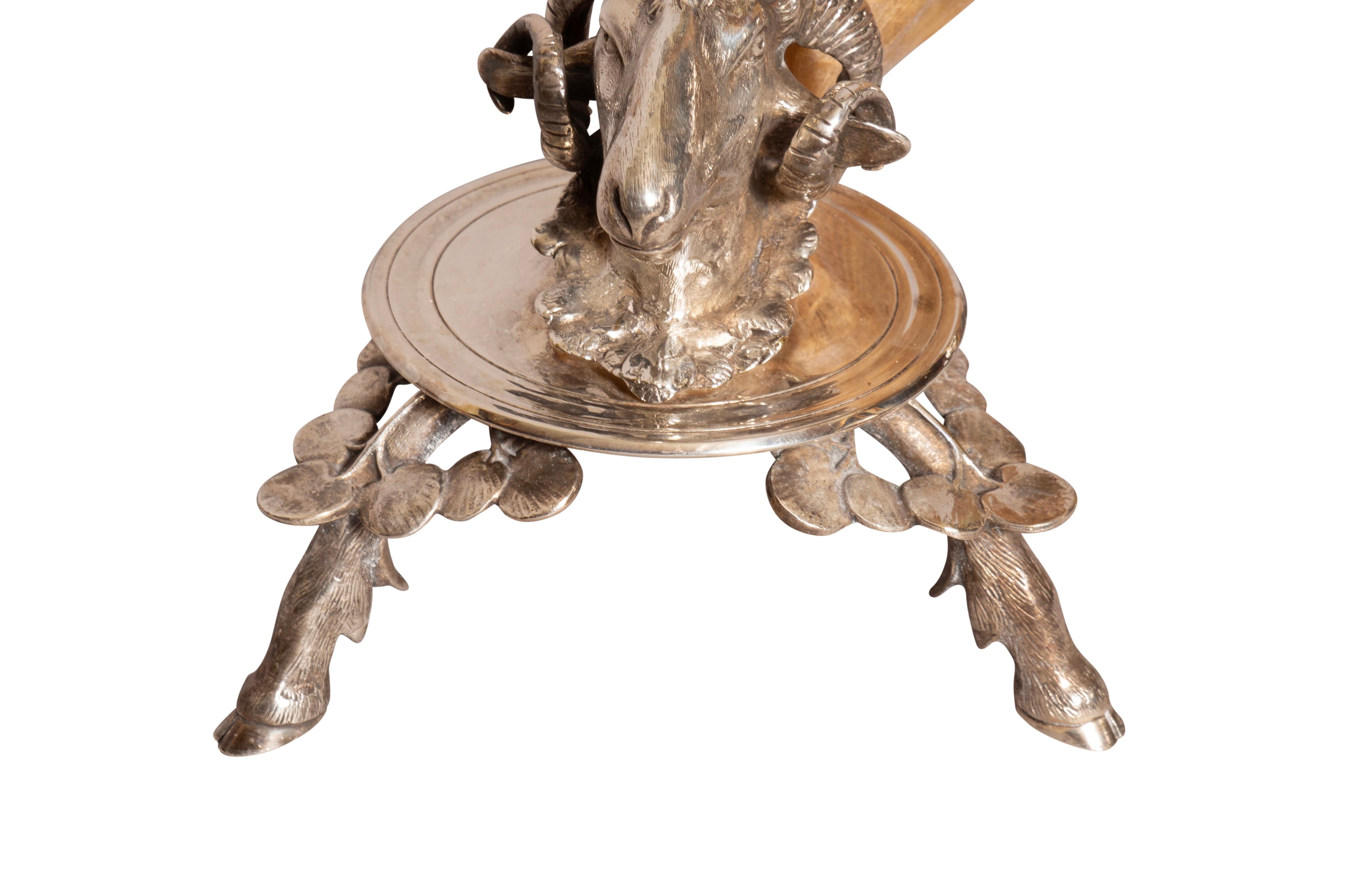Paar spätviktorianische Kerzenständer aus versilberter Bronze und Widderhorn (Silber) im Angebot