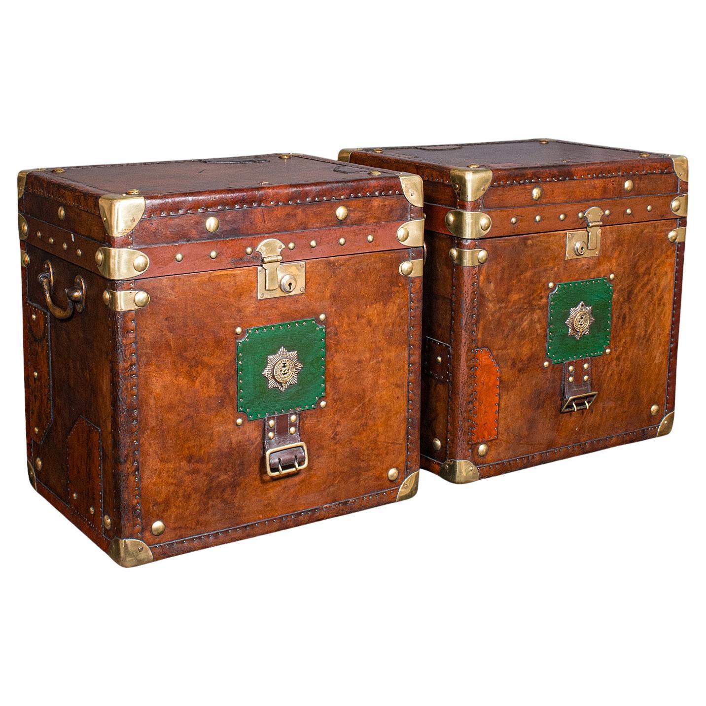 Paire de malles de campagne d
officier d
époque tardive, anglaises, en cuir, table de nuit