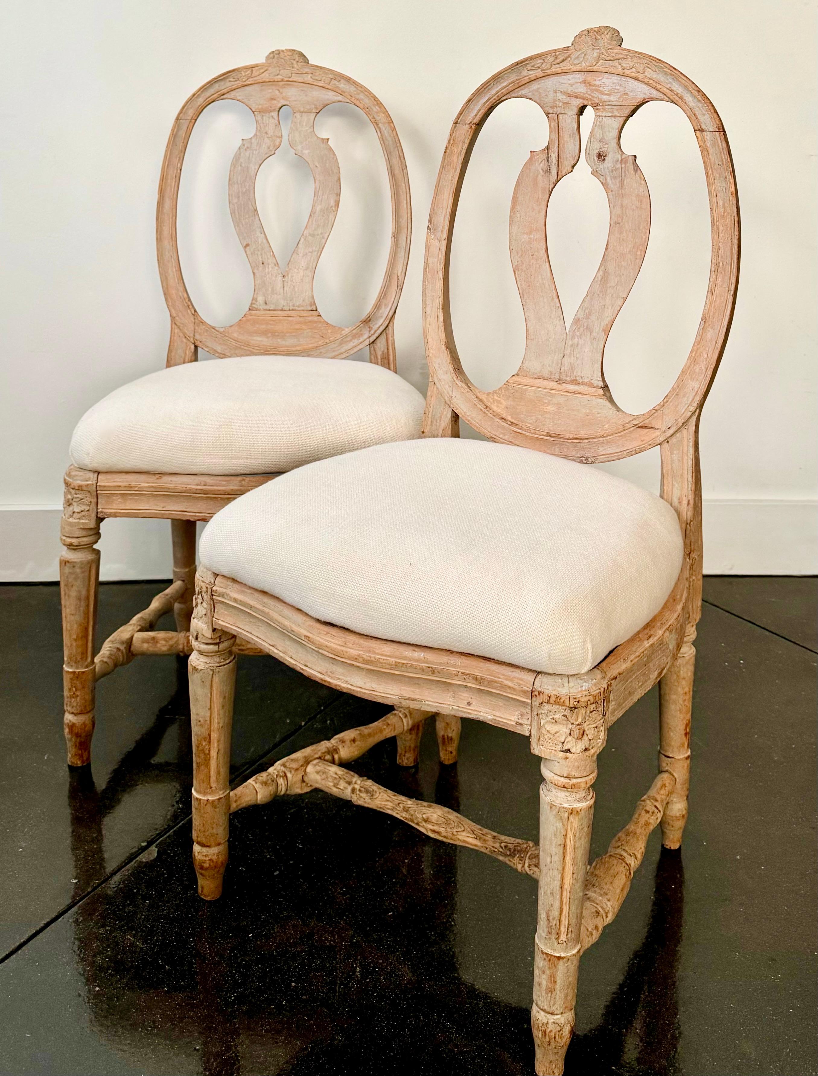 Paire de chaises gustaviennes de la fin du XVIIIe siècle, de style suédois, dont la finition a été grattée à la main jusqu'à ce qu'elle soit la plus originale. Ce type de chaise est appelé modèle suédois, cadre à dossier ovale avec médaille en forme