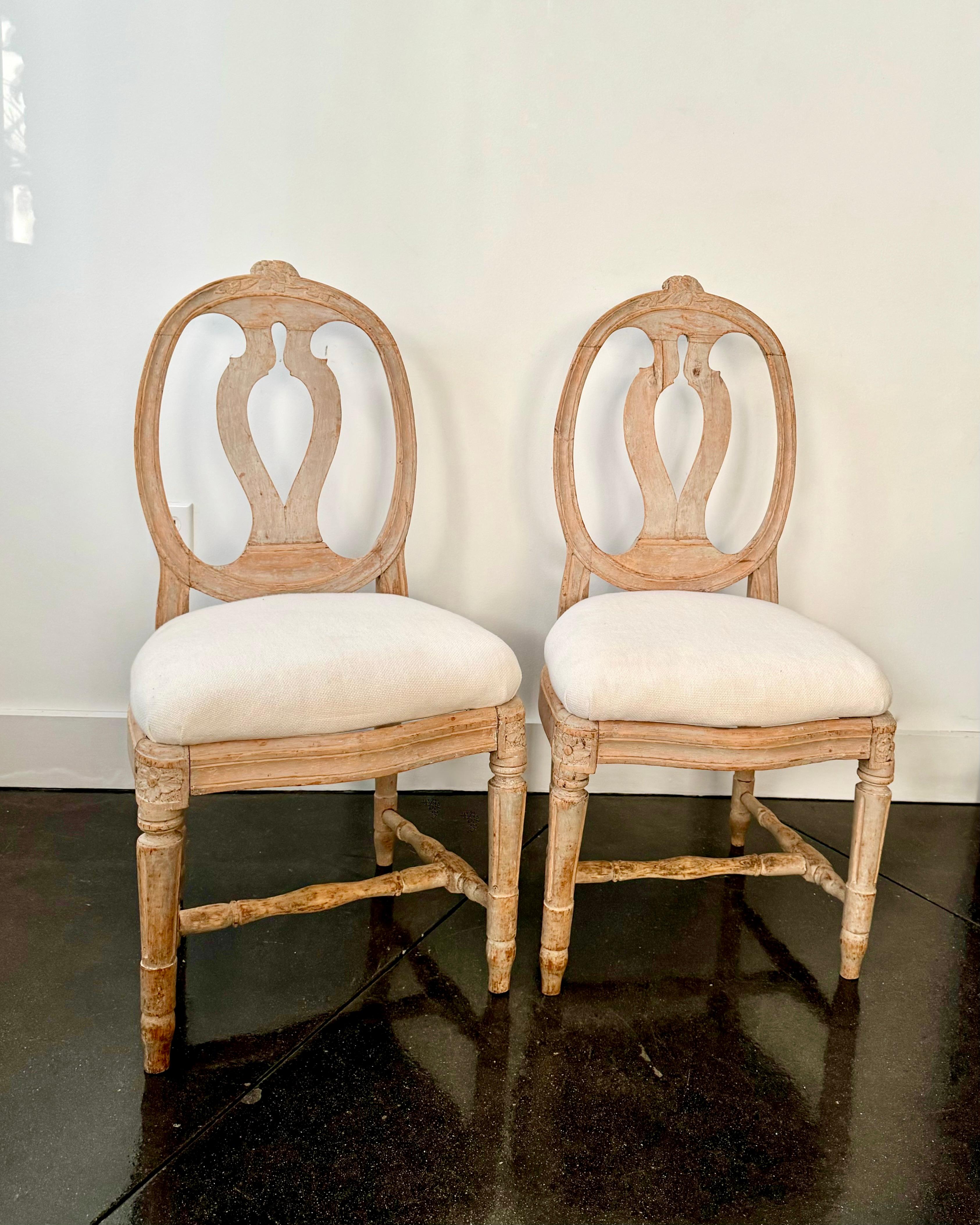 Suédois Paire de chaises gustaviennes de la période suédoise de la fin du XVIIIe siècle 