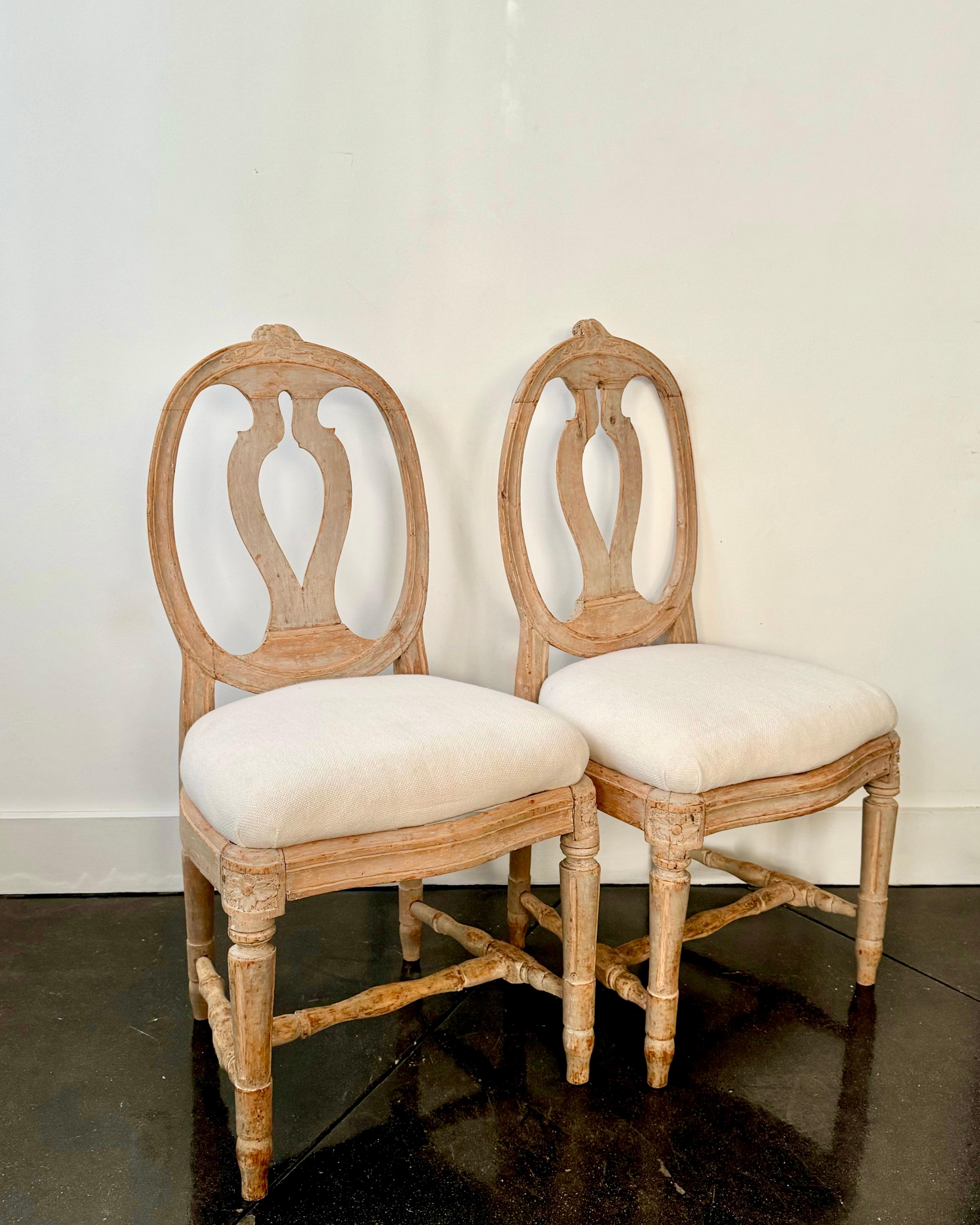 Sculpté à la main Paire de chaises gustaviennes de la période suédoise de la fin du XVIIIe siècle 