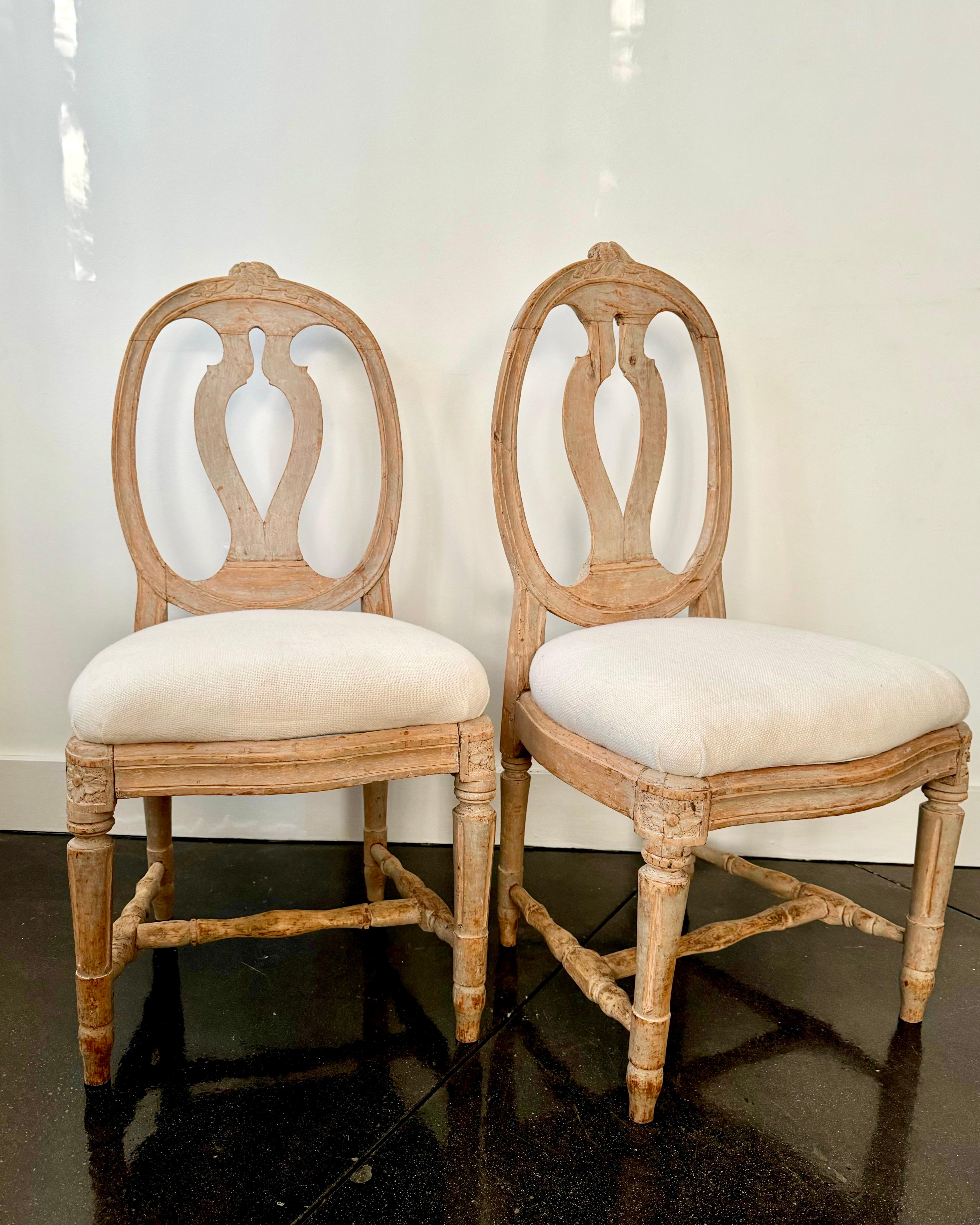 Tissu Paire de chaises gustaviennes de la période suédoise de la fin du XVIIIe siècle 
