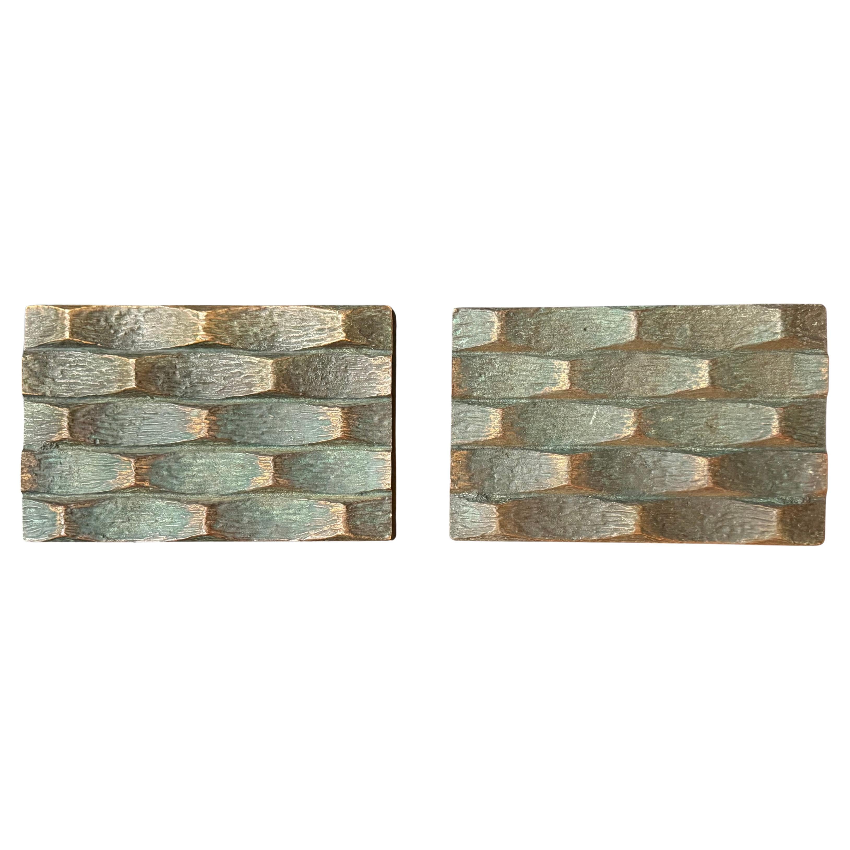 Ein Paar seitliche Türgriffe aus Bronze mit brutalistischem Design, Mitte/Ende des 20. Jahrhunderts, Europa. Das Set wird durch ein passendes Briefschild ergänzt.

Die Stücke sind schwer, aus Bronzeguss, mit einer aufgetragenen und gealterten