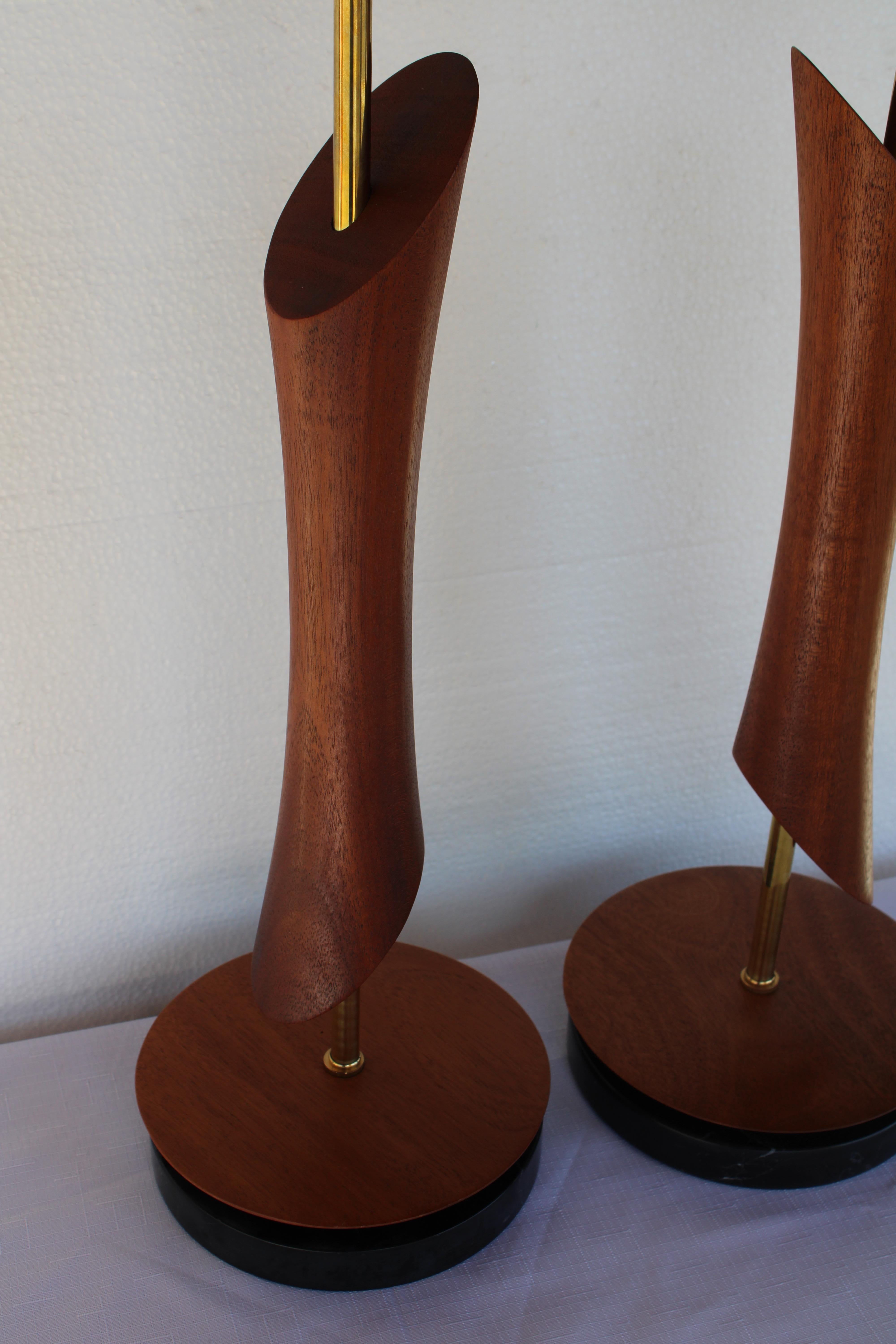 Mid-Century moderno Coppia di lampade in legno di noce tagliato al tornio su basi in marmo in vendita