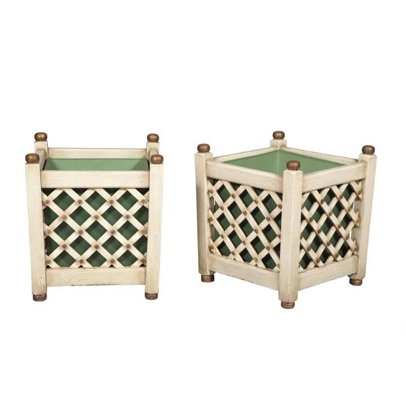 Pair of Lattice Motif Painted Wood Planters In Good Condition For Sale In Locust Valley, NY