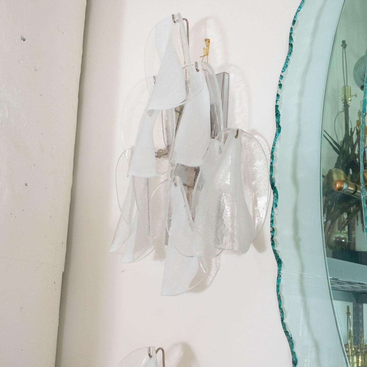 italien Paire d'appliques lattimo Murano en vente