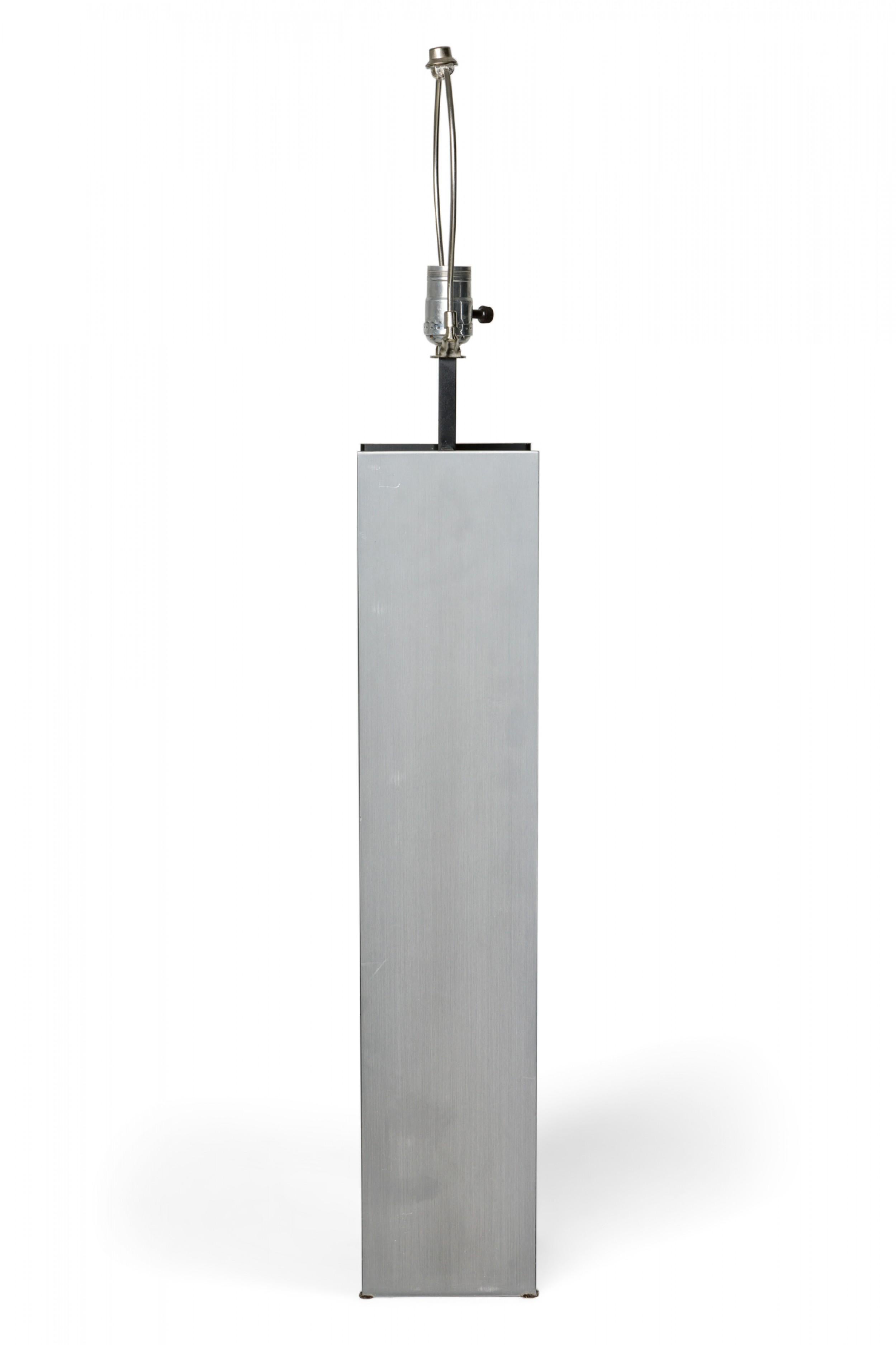 Pait de lampes de table américaines de style mid-century I-beam design en acier satiné et émail noir. (Laurel Lamp Co.) (Prix par paire).